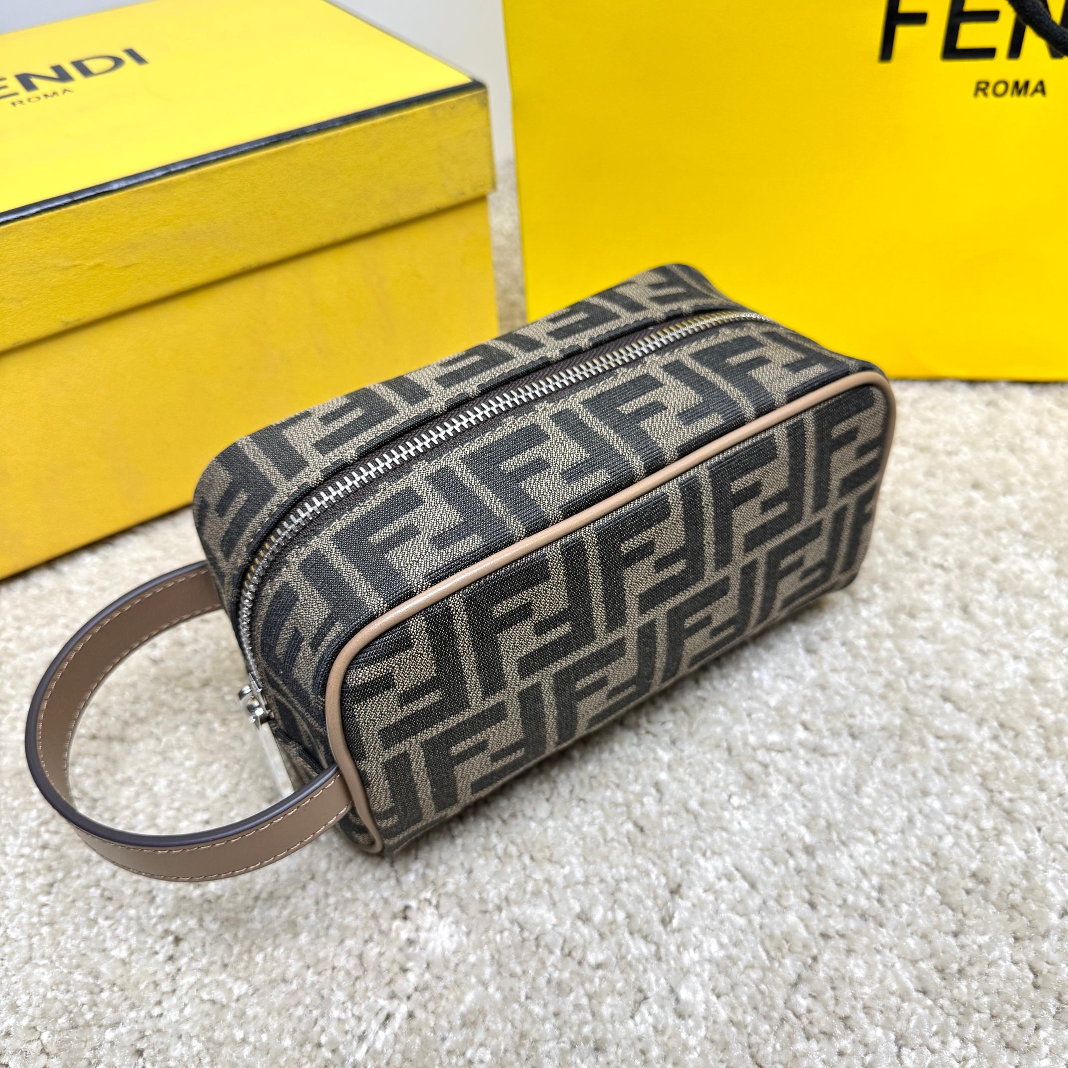 Fendi 独家 开发 百分百头层牛皮 对版老花面料 干净整洁的做工体现了每一步的用心