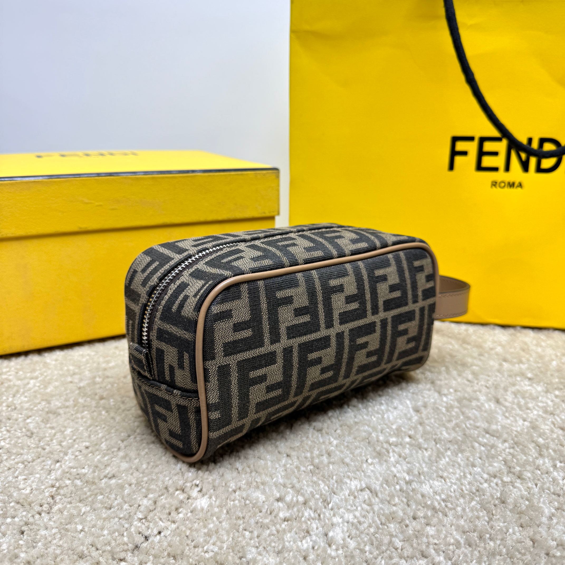 Fendi 独家 开发 百分百头层牛皮 对版老花面料 干净整洁的做工体现了每一步的用心
