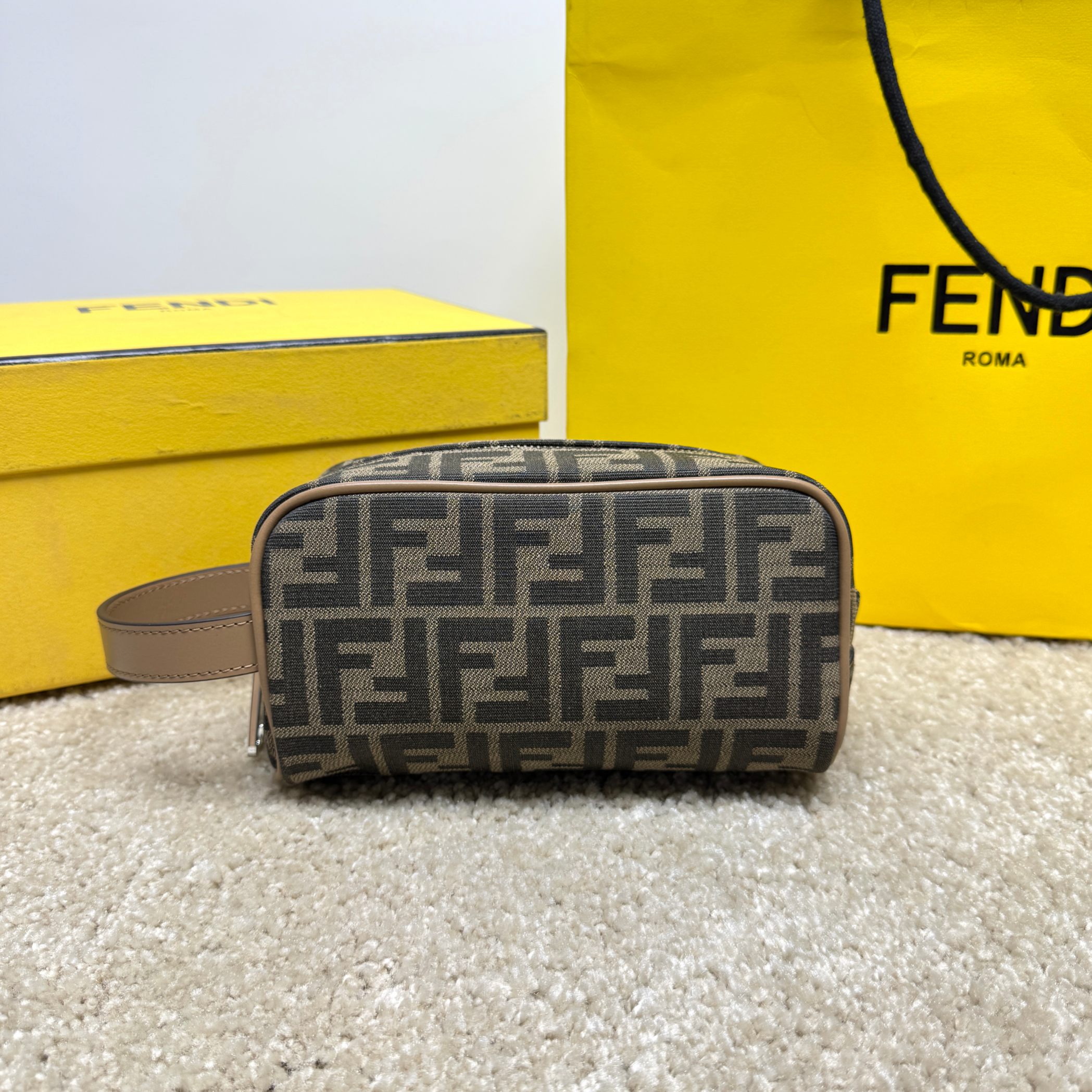Fendi 独家 开发 百分百头层牛皮 对版老花面料 干净整洁的做工体现了每一步的用心