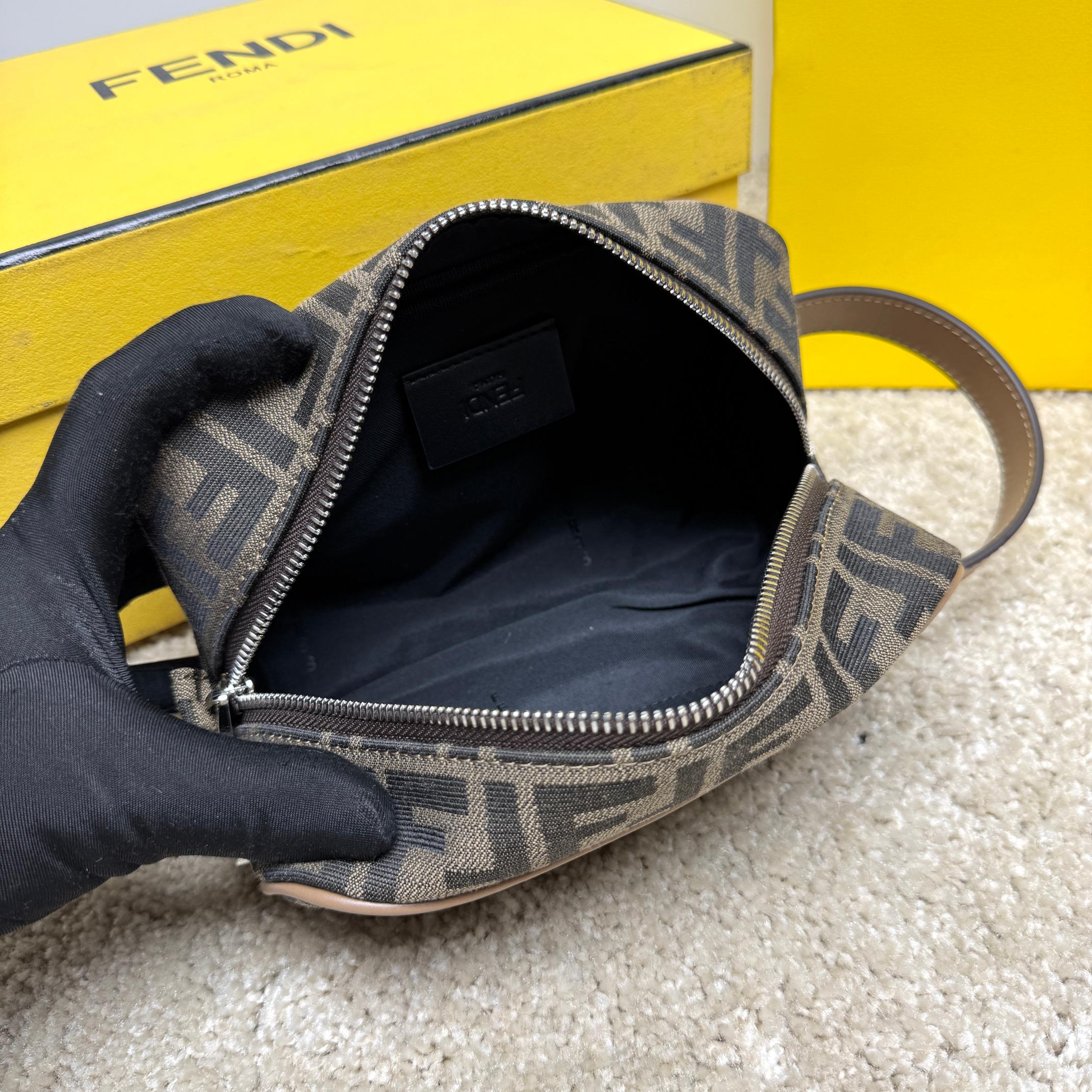 Fendi 独家 开发 百分百头层牛皮 对版老花面料 干净整洁的做工体现了每一步的用心