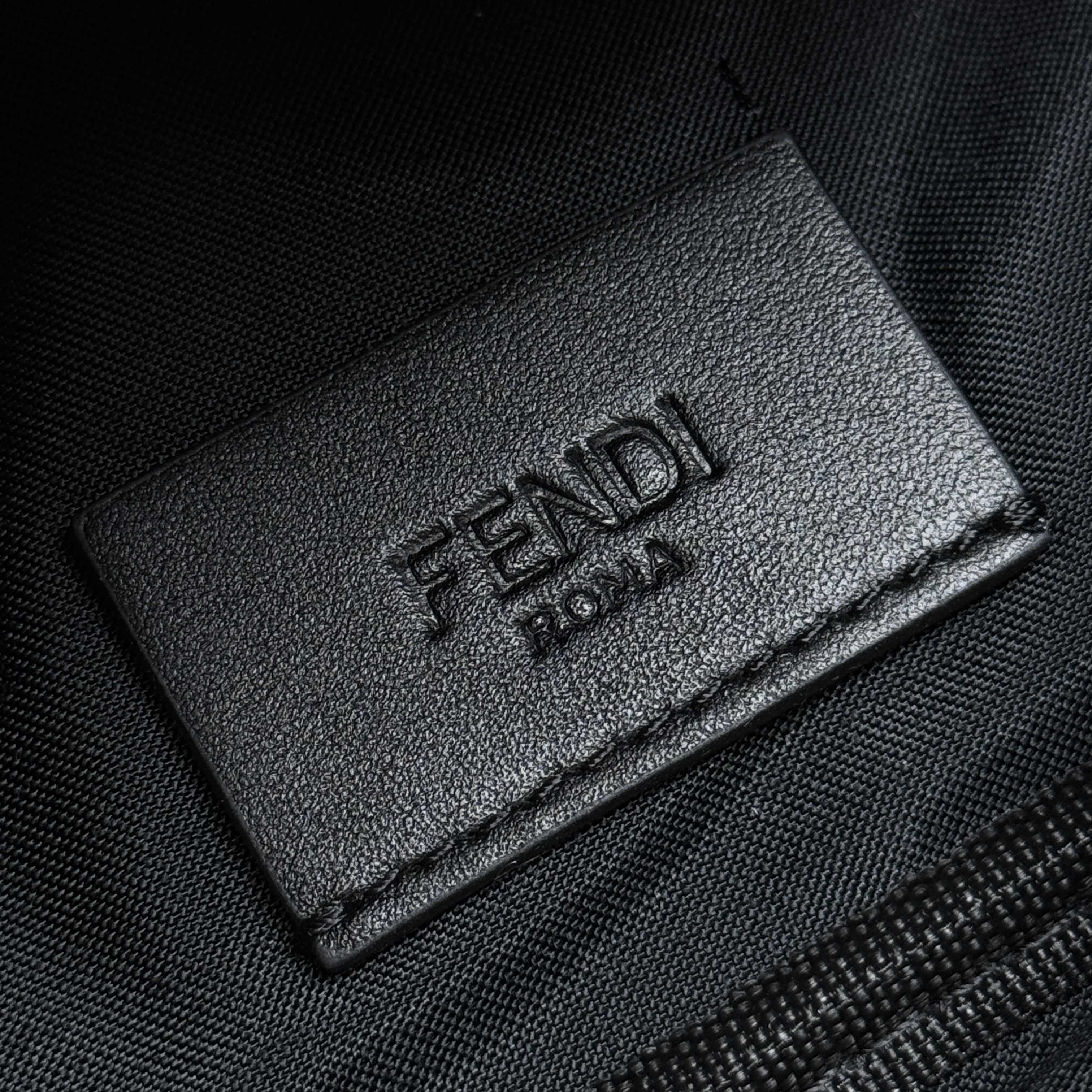 Fendi 独家 开发 百分百头层牛皮 对版老花面料 干净整洁的做工体现了每一步的用心