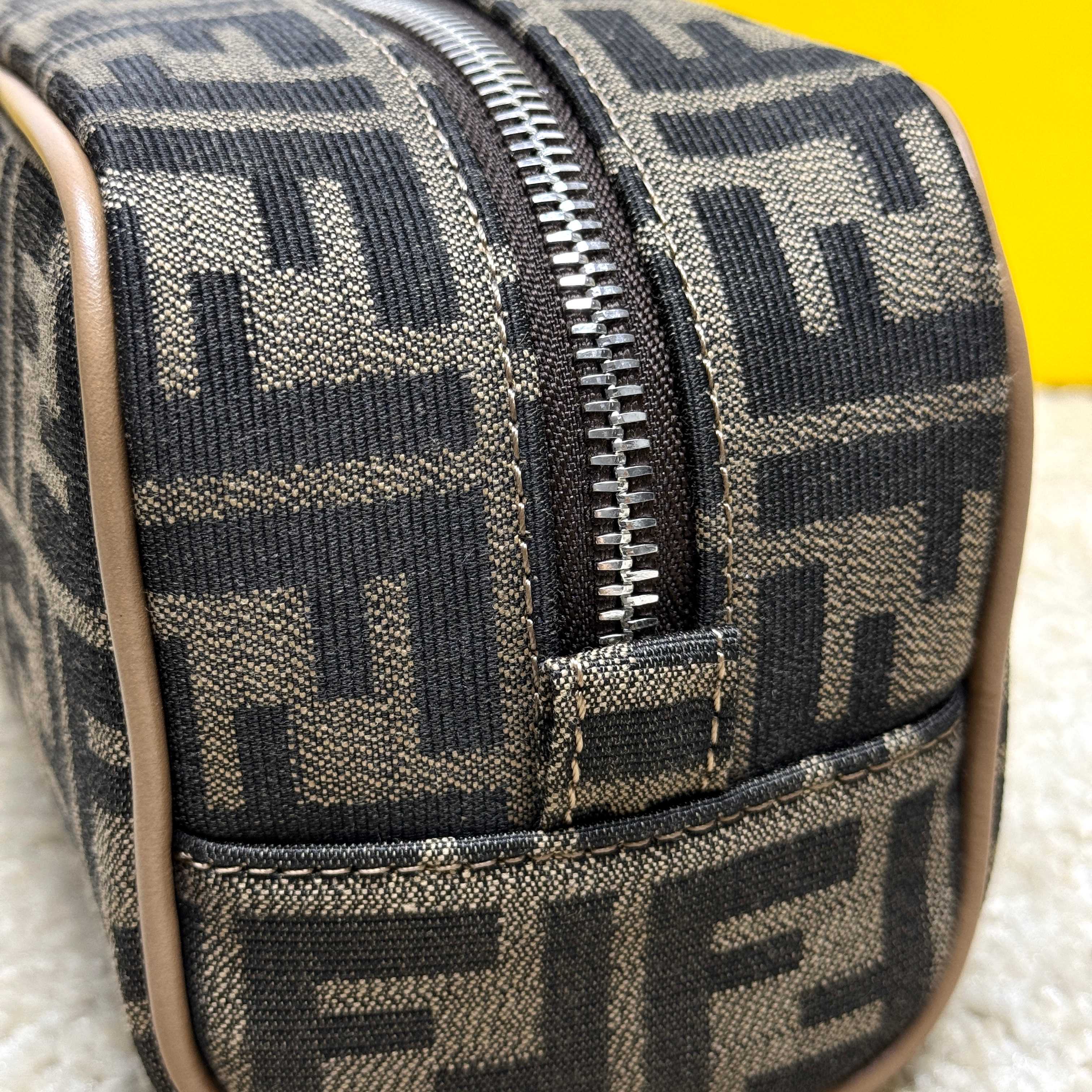 Fendi 独家 开发 百分百头层牛皮 对版老花面料 干净整洁的做工体现了每一步的用心