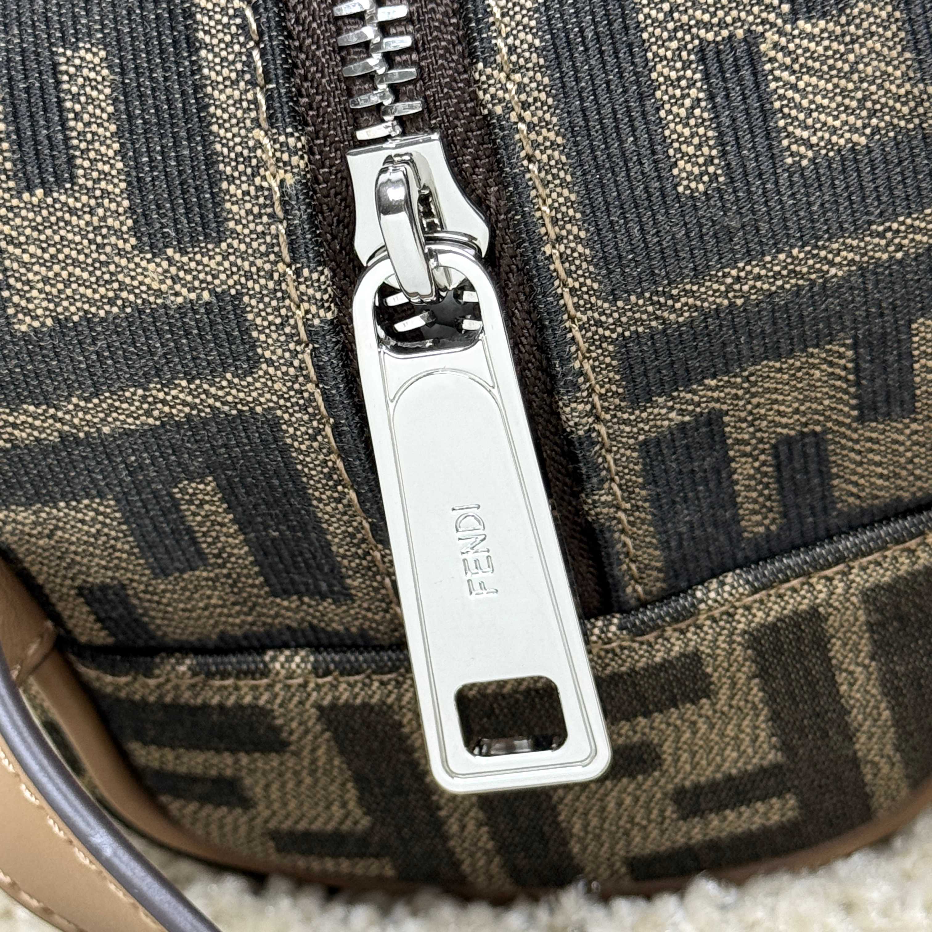 Fendi 独家 开发 百分百头层牛皮 对版老花面料 干净整洁的做工体现了每一步的用心