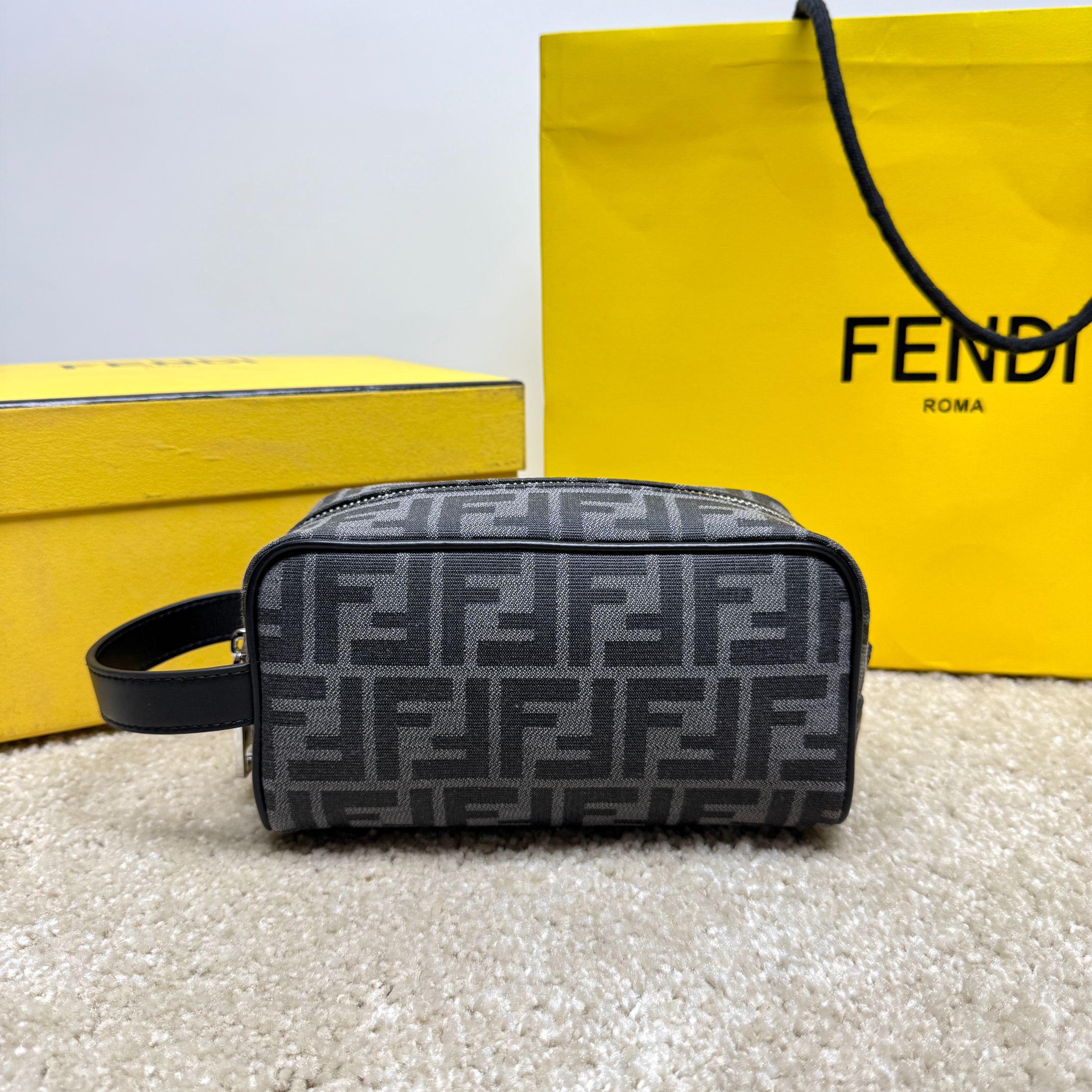 Fendi 独家 开发 百分百头层牛皮 对版老花面料 干净整洁的做工体现了每一步的用心