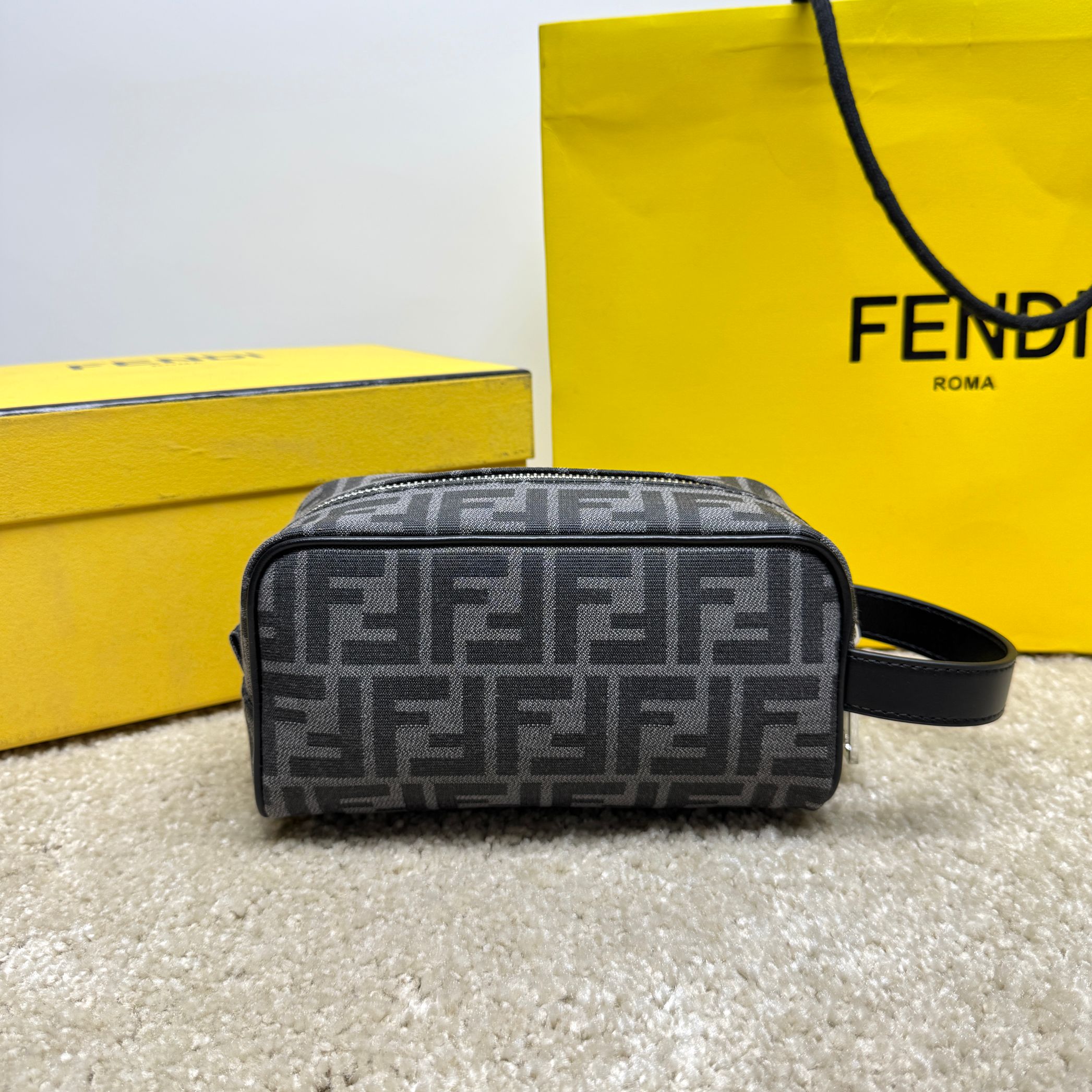 Fendi 独家 开发 百分百头层牛皮 对版老花面料 干净整洁的做工体现了每一步的用心