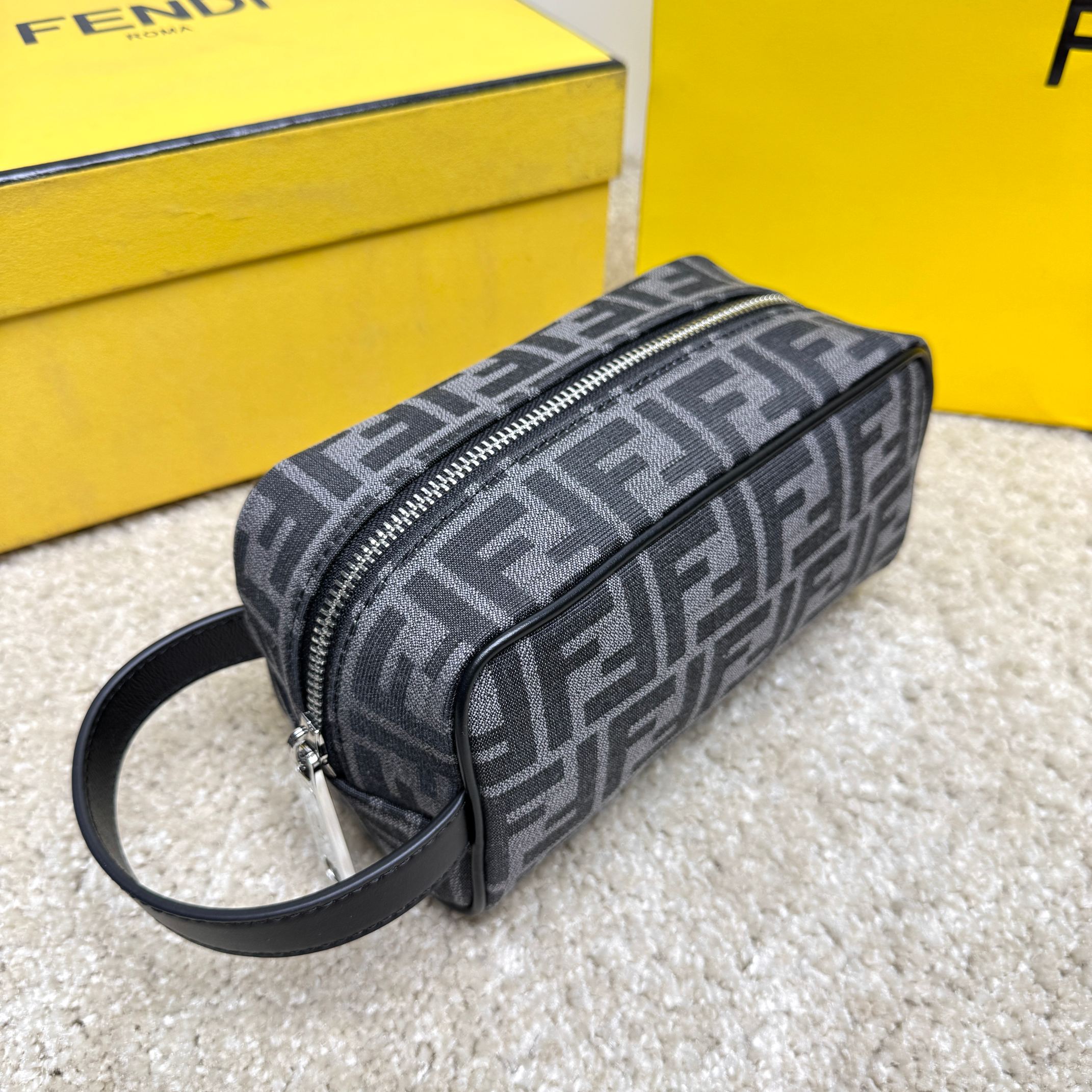 Fendi 独家 开发 百分百头层牛皮 对版老花面料 干净整洁的做工体现了每一步的用心