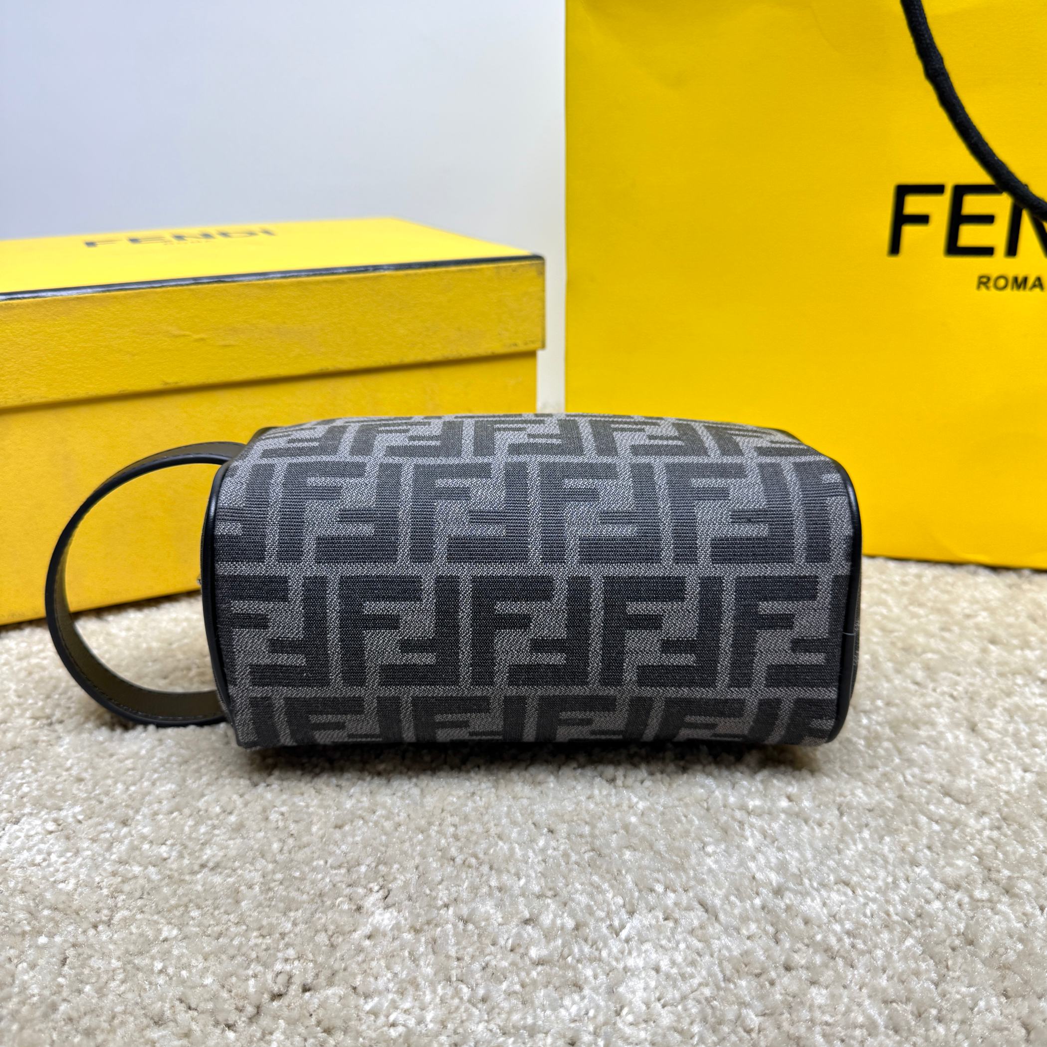 Fendi 独家 开发 百分百头层牛皮 对版老花面料 干净整洁的做工体现了每一步的用心
