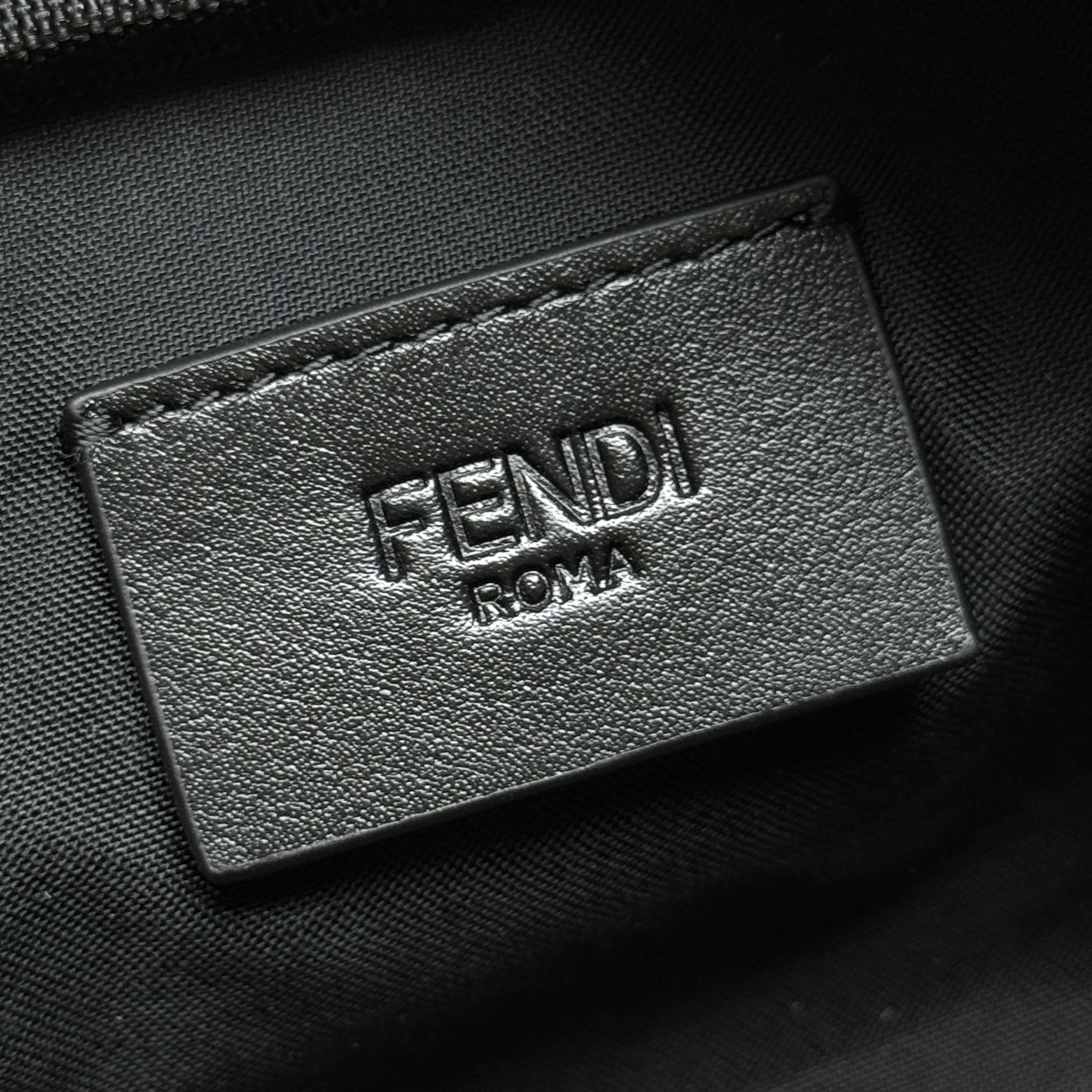 Fendi 独家 开发 百分百头层牛皮 对版老花面料 干净整洁的做工体现了每一步的用心