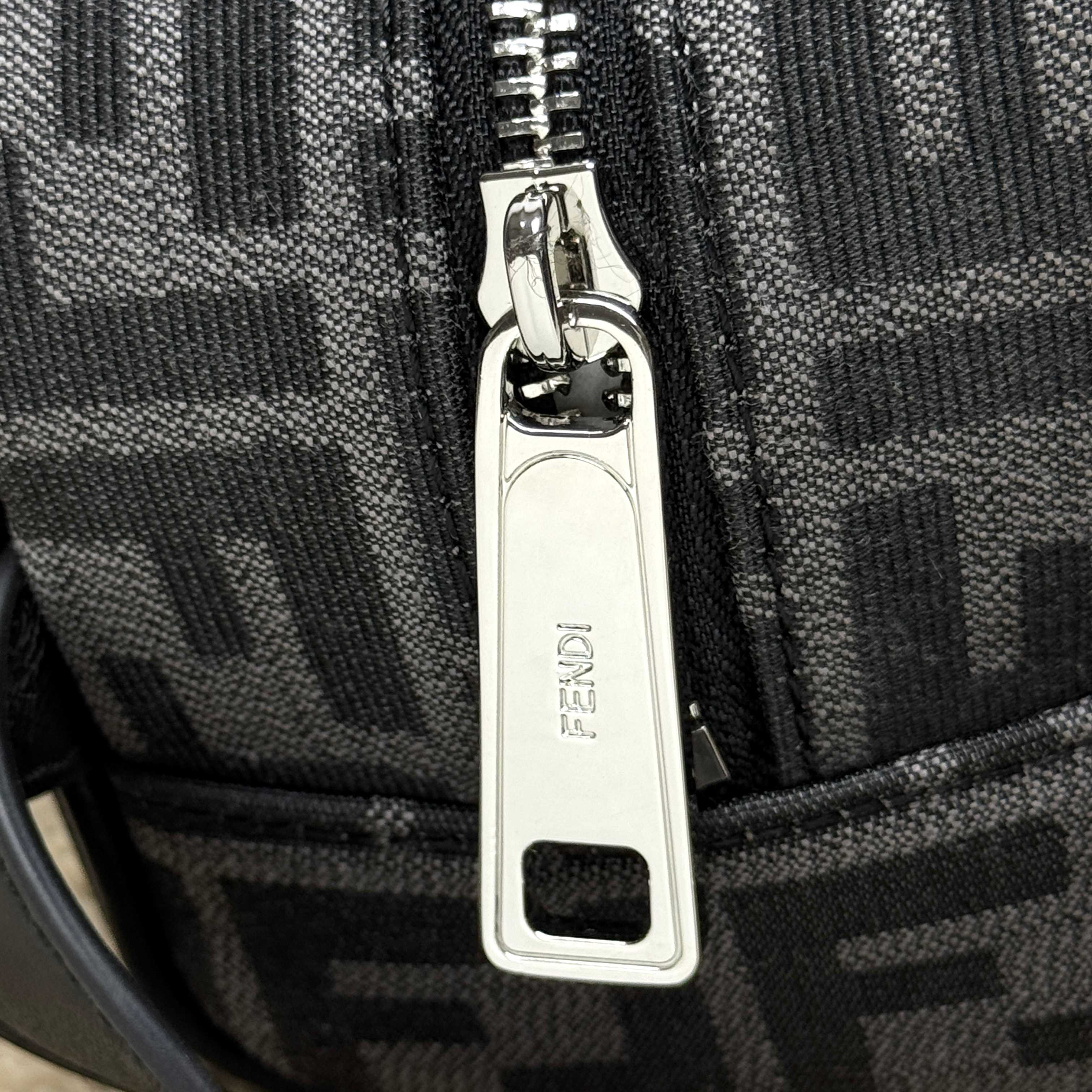Fendi 独家 开发 百分百头层牛皮 对版老花面料 干净整洁的做工体现了每一步的用心