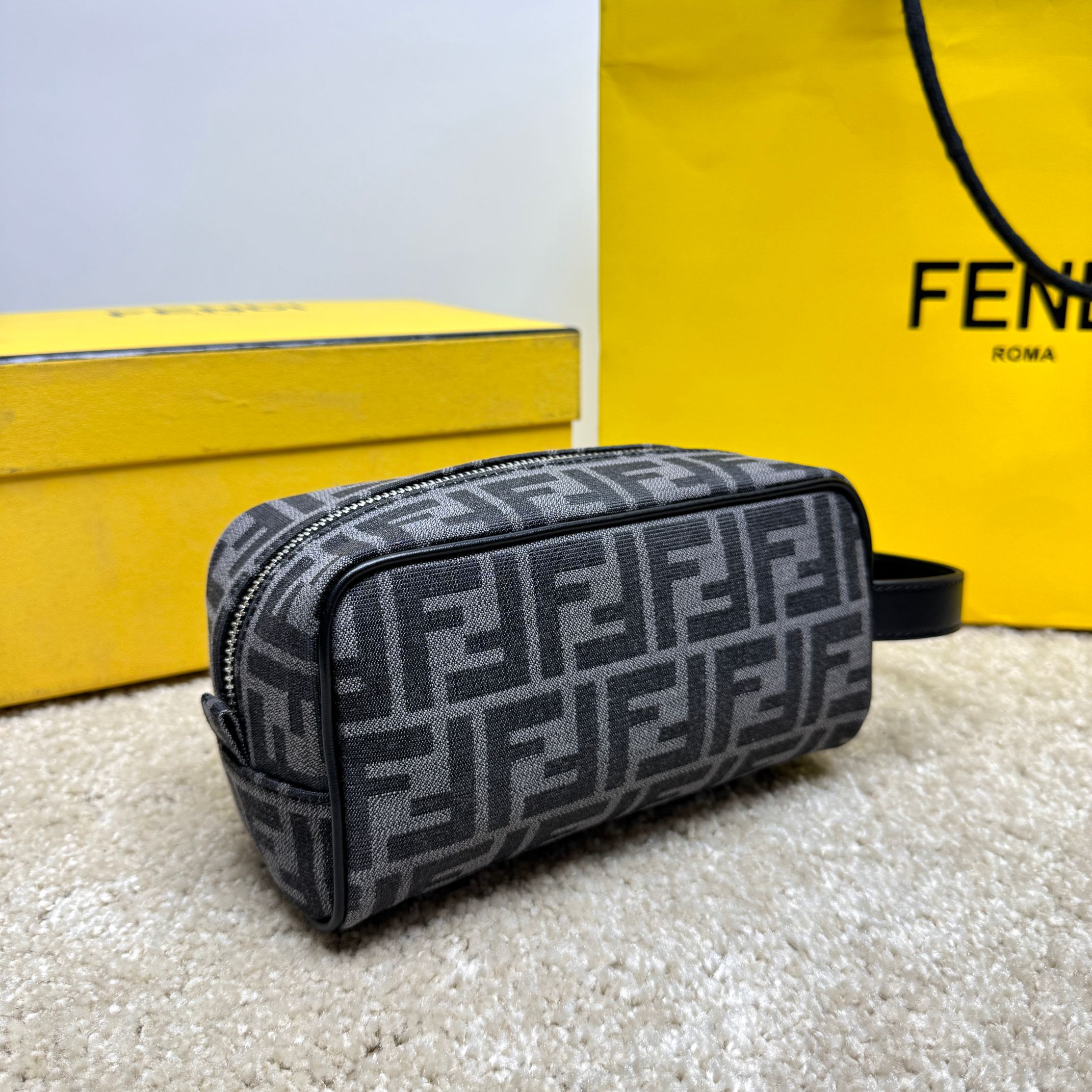 Fendi 独家 开发 百分百头层牛皮 对版老花面料 干净整洁的做工体现了每一步的用心