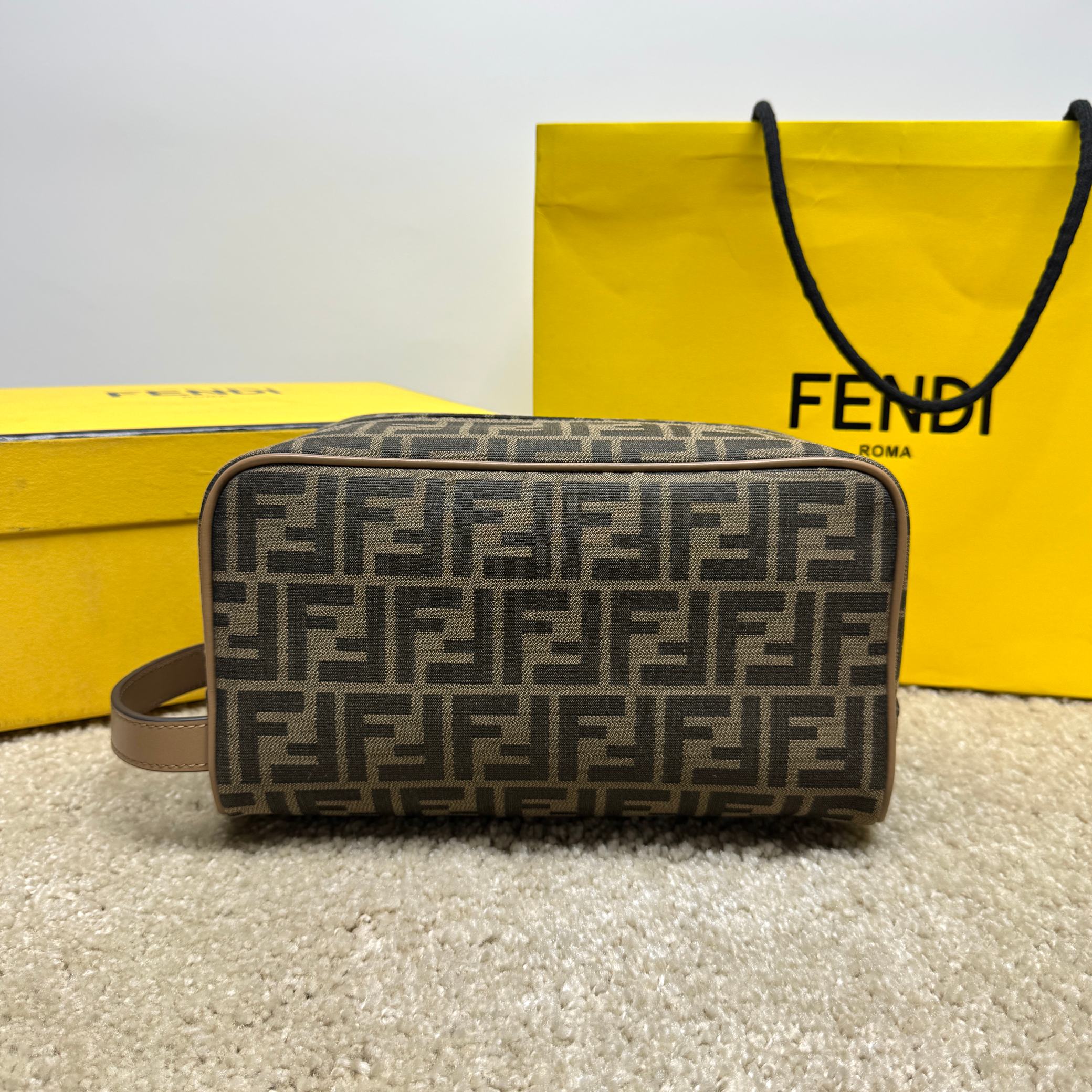 Fendi 独家 开发 百分百头层牛皮 对版老花面料 干净整洁的做工体现了每一步的用心