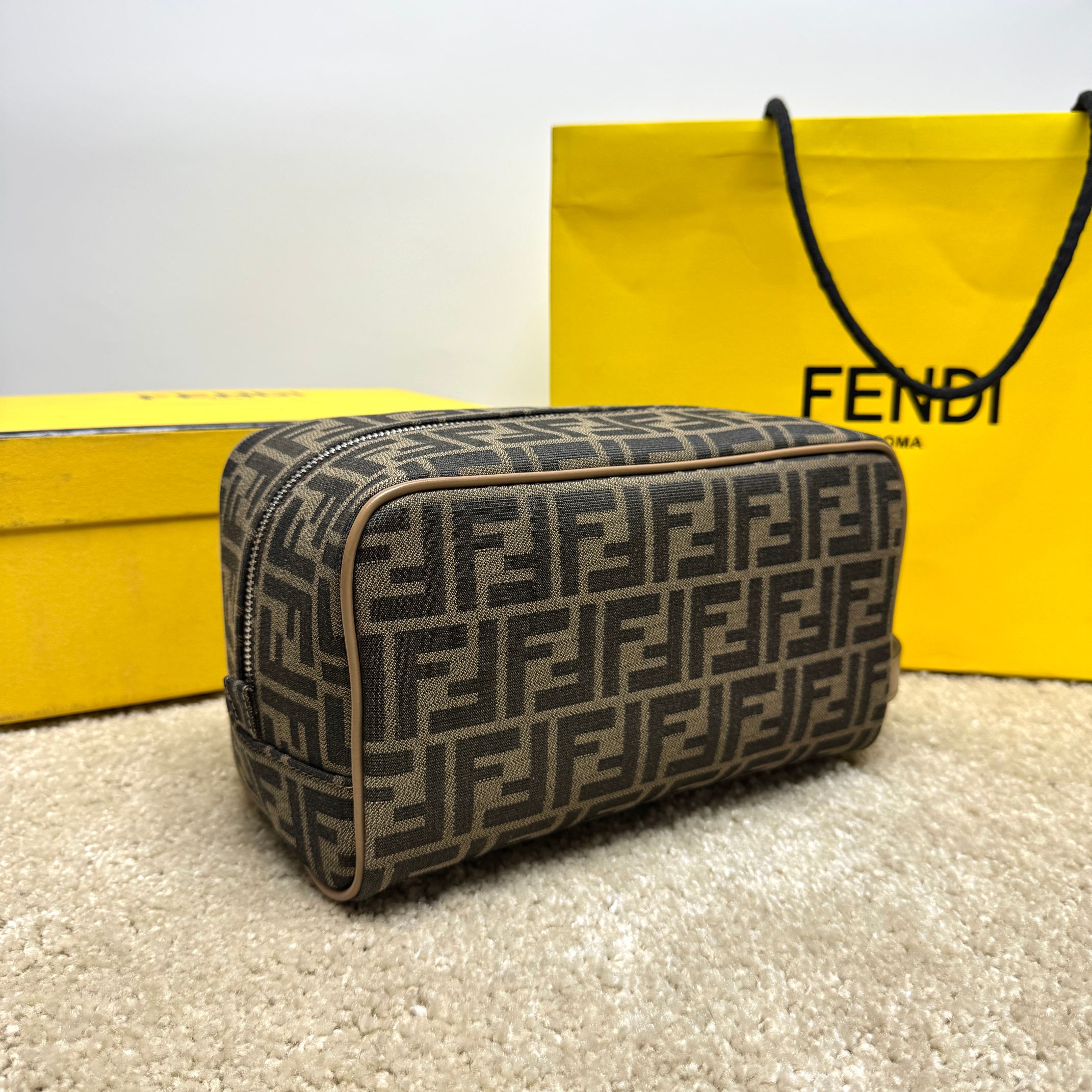 Fendi 独家 开发 百分百头层牛皮 对版老花面料 干净整洁的做工体现了每一步的用心