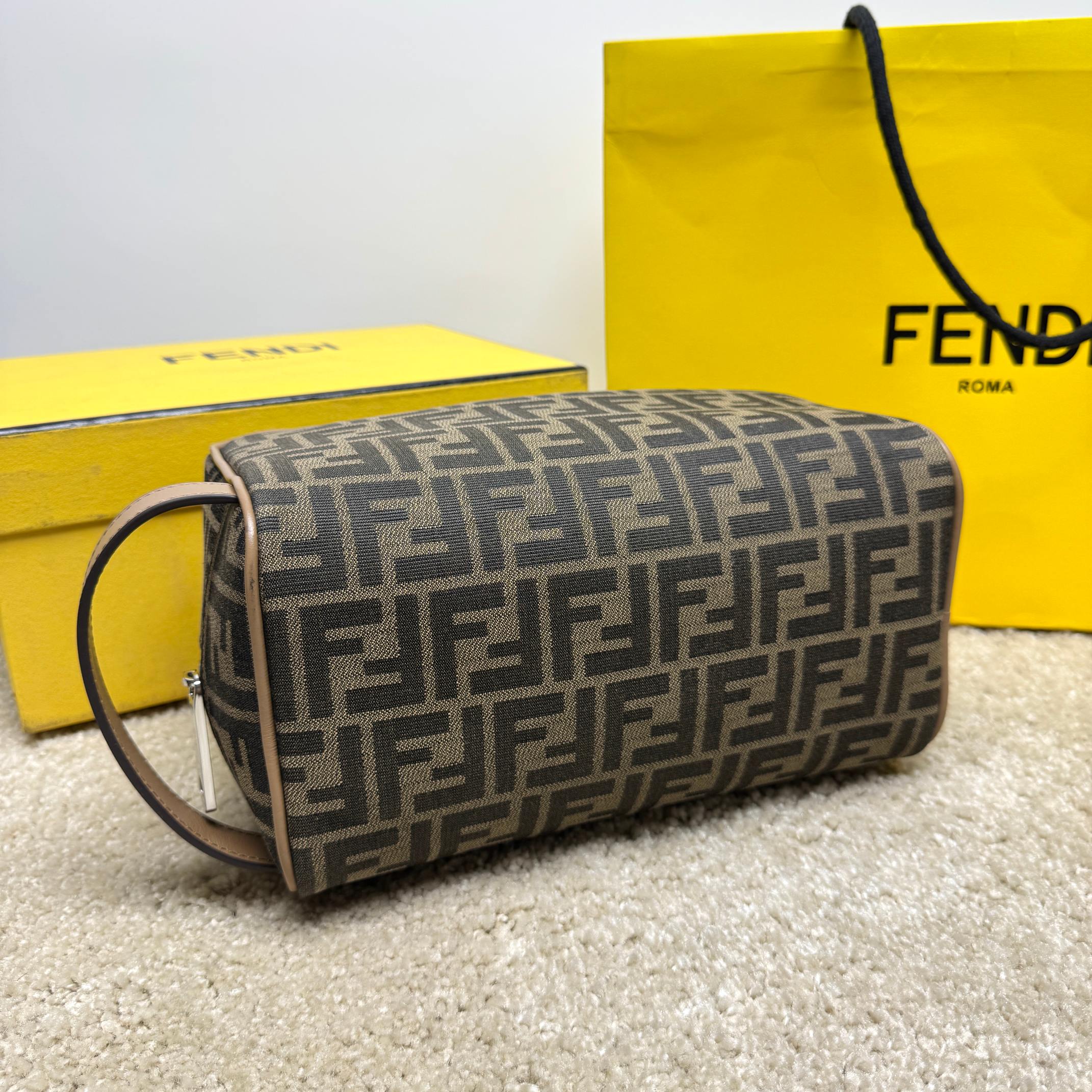 Fendi 独家 开发 百分百头层牛皮 对版老花面料 干净整洁的做工体现了每一步的用心