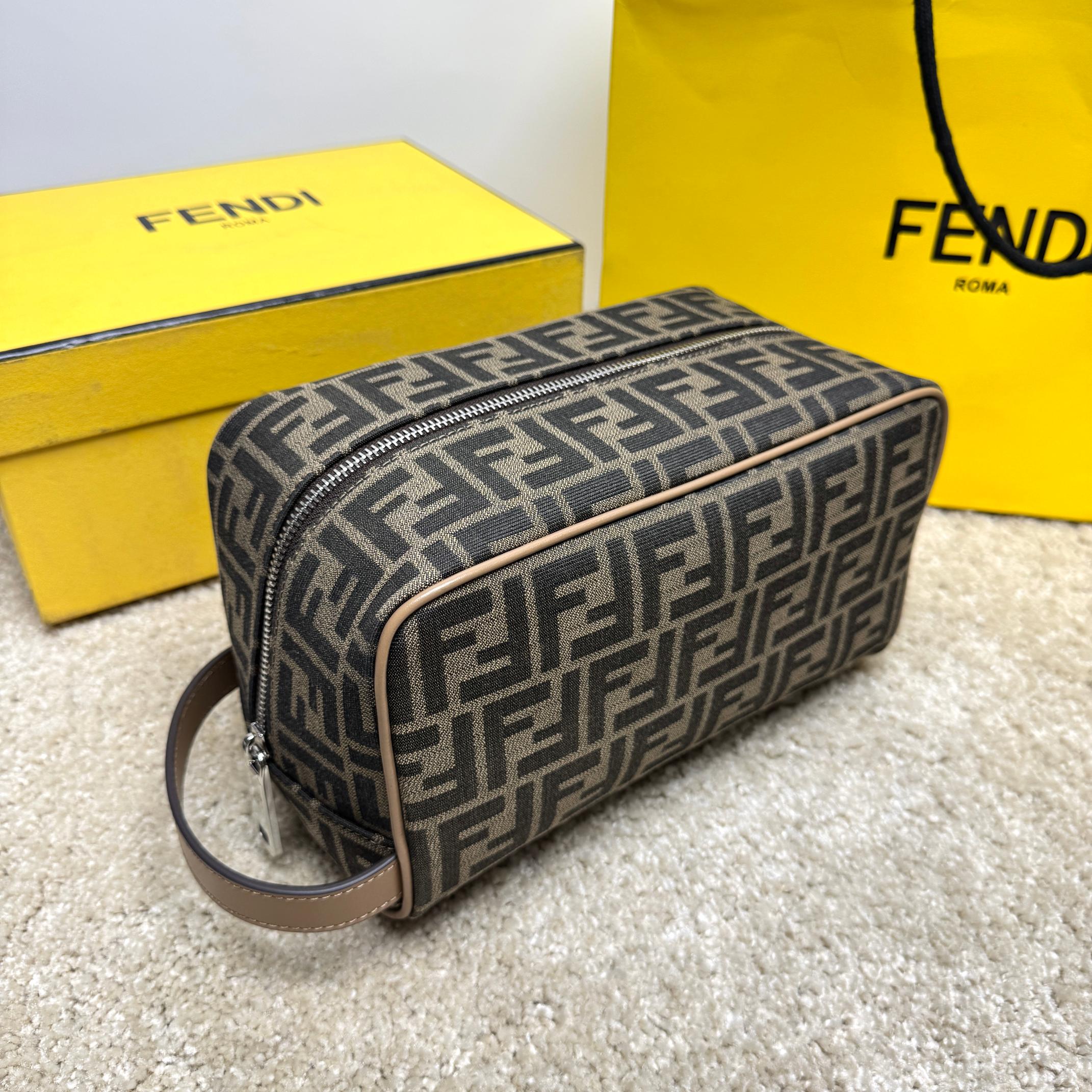 Fendi 独家 开发 百分百头层牛皮 对版老花面料 干净整洁的做工体现了每一步的用心