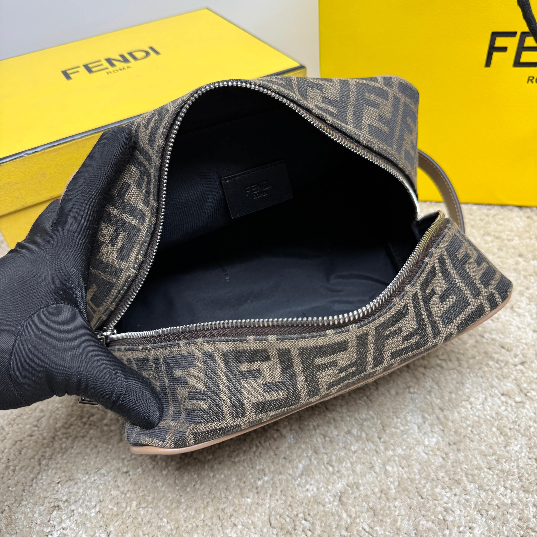 Fendi 独家 开发 百分百头层牛皮 对版老花面料 干净整洁的做工体现了每一步的用心
