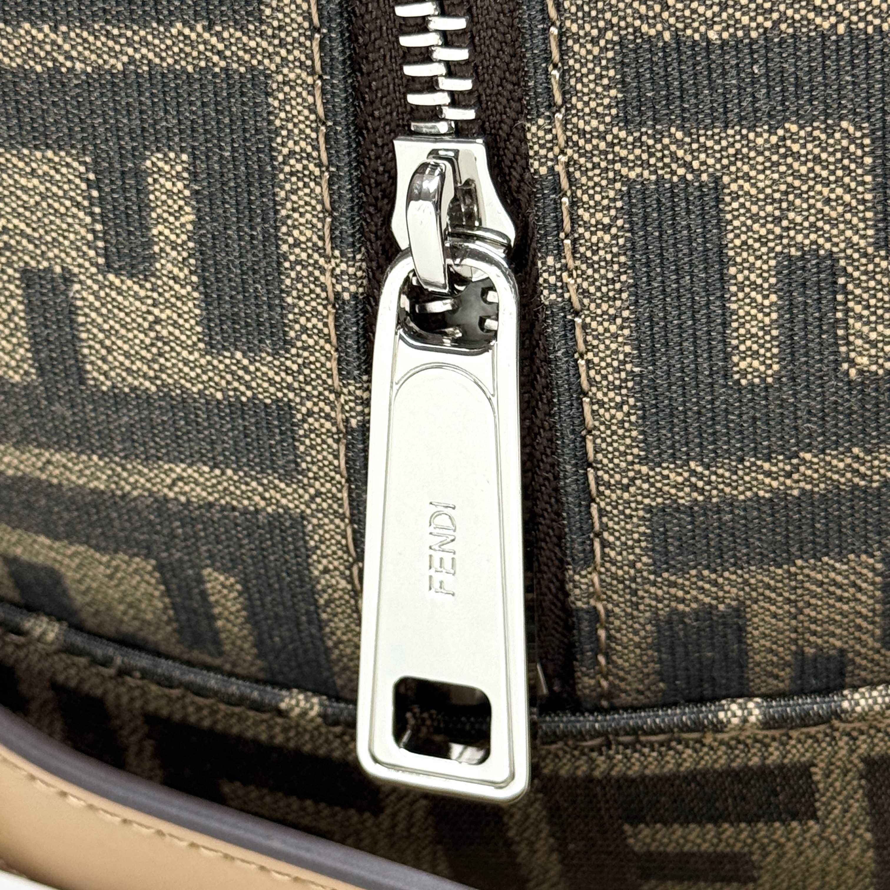 Fendi 独家 开发 百分百头层牛皮 对版老花面料 干净整洁的做工体现了每一步的用心