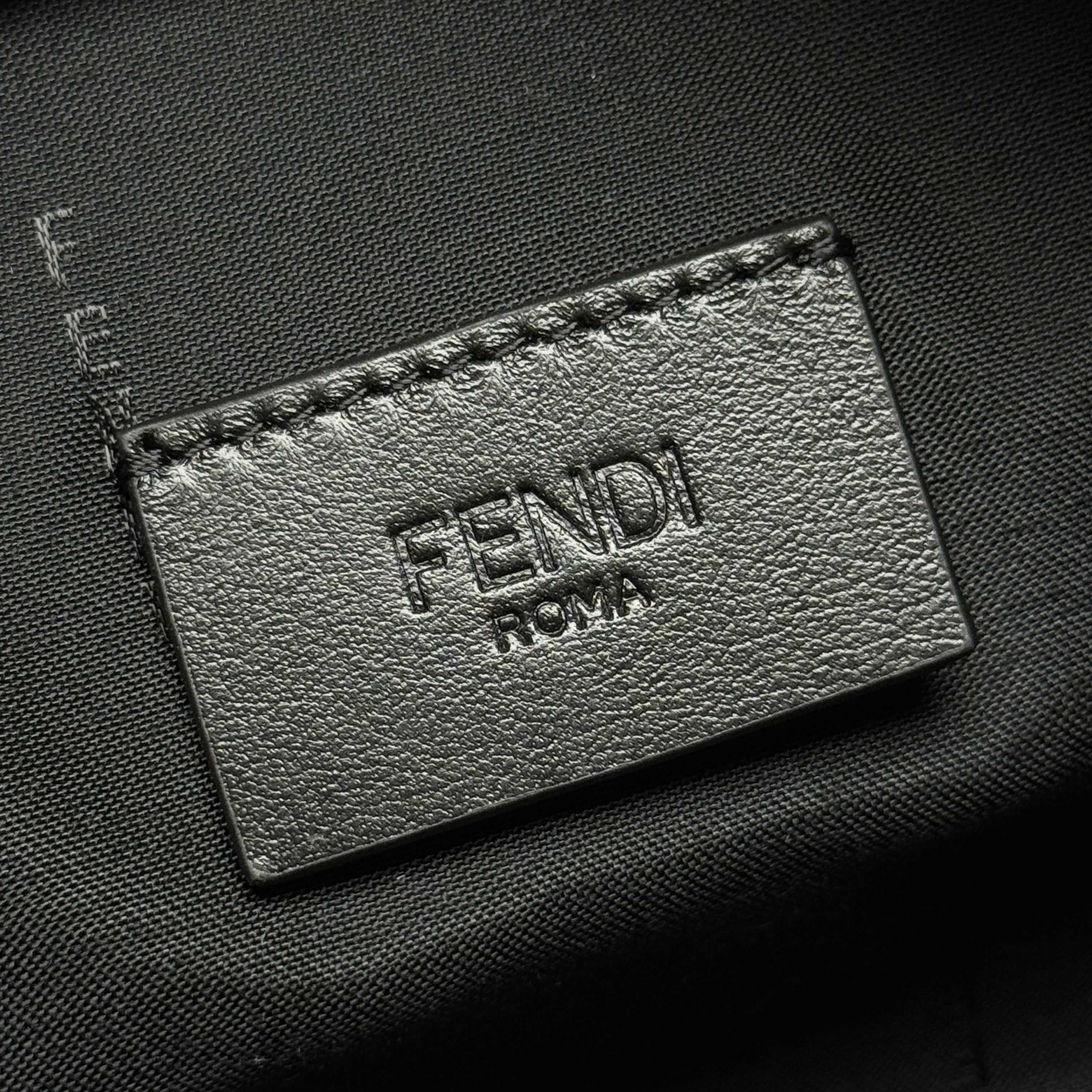 Fendi 独家 开发 百分百头层牛皮 对版老花面料 干净整洁的做工体现了每一步的用心