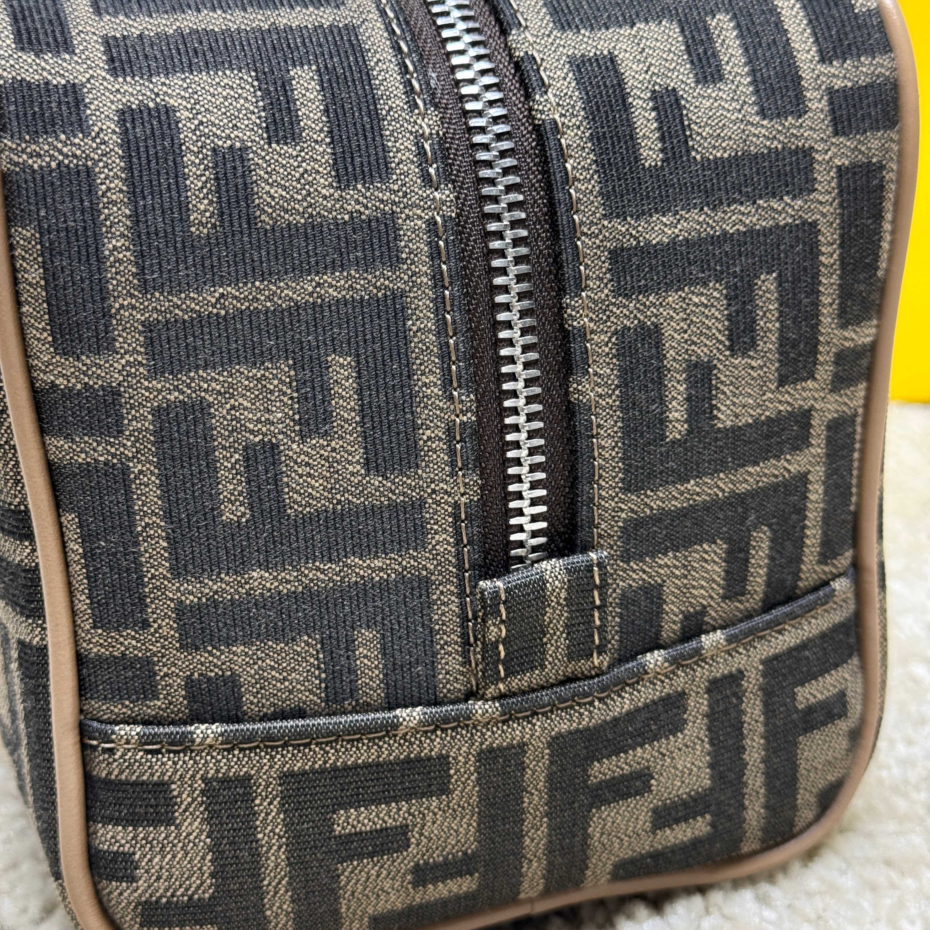 Fendi 独家 开发 百分百头层牛皮 对版老花面料 干净整洁的做工体现了每一步的用心