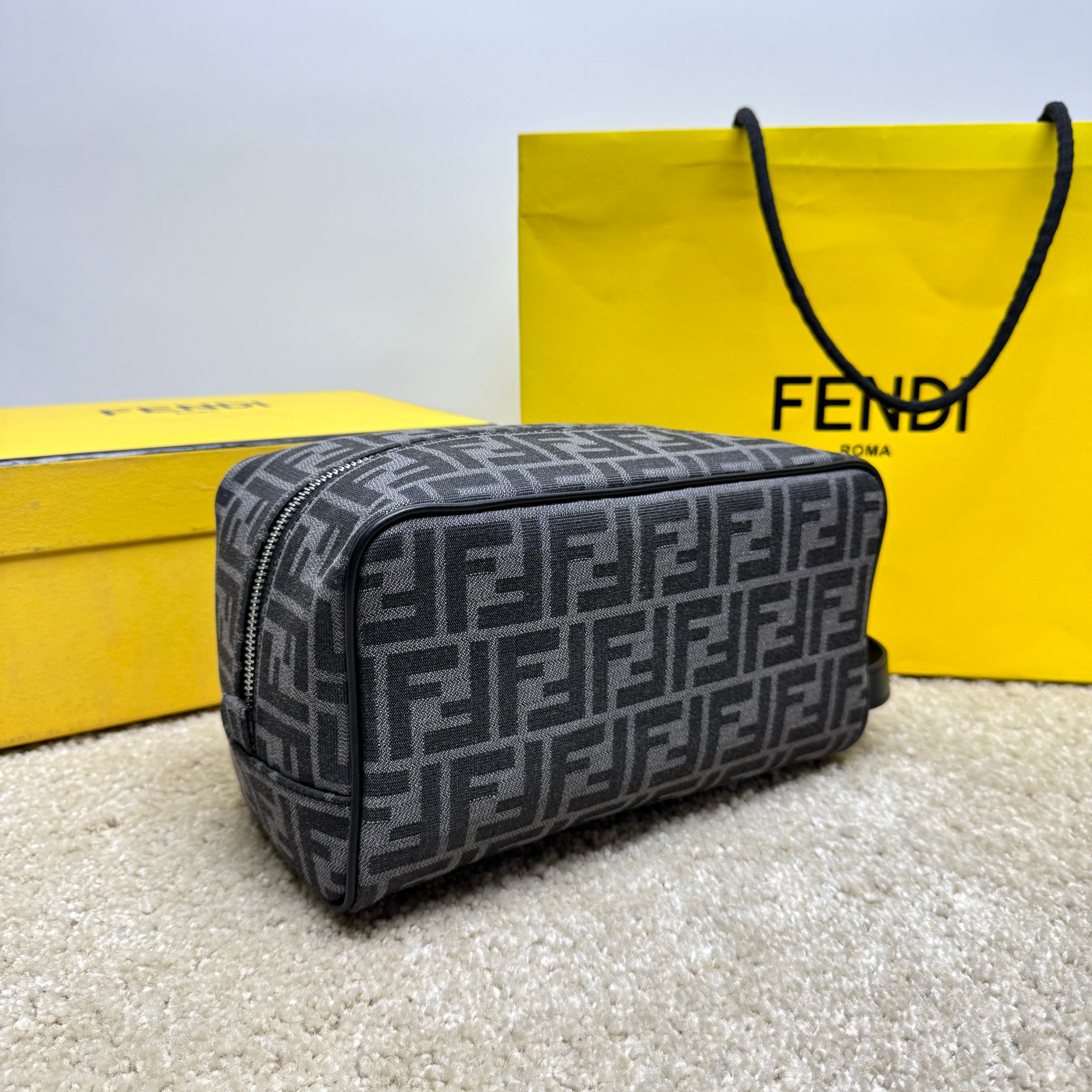 Fendi 独家 开发 百分百头层牛皮 对版老花面料 干净整洁的做工体现了每一步的用心