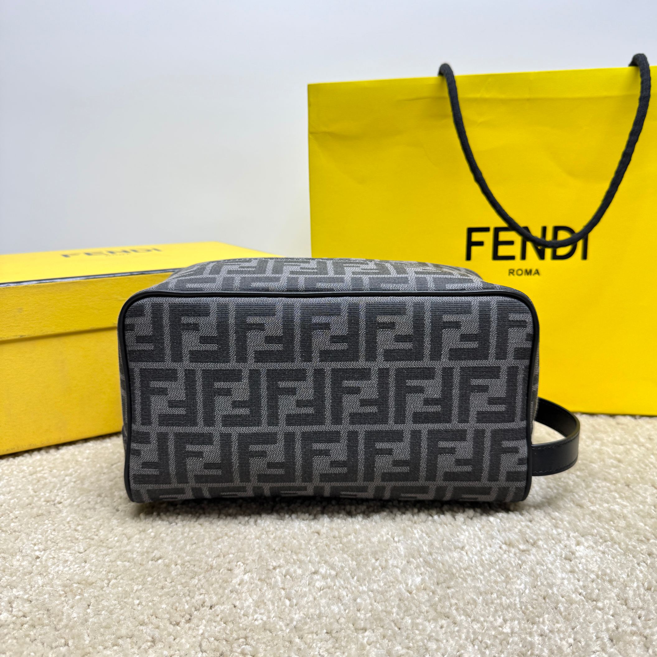 Fendi 独家 开发 百分百头层牛皮 对版老花面料 干净整洁的做工体现了每一步的用心