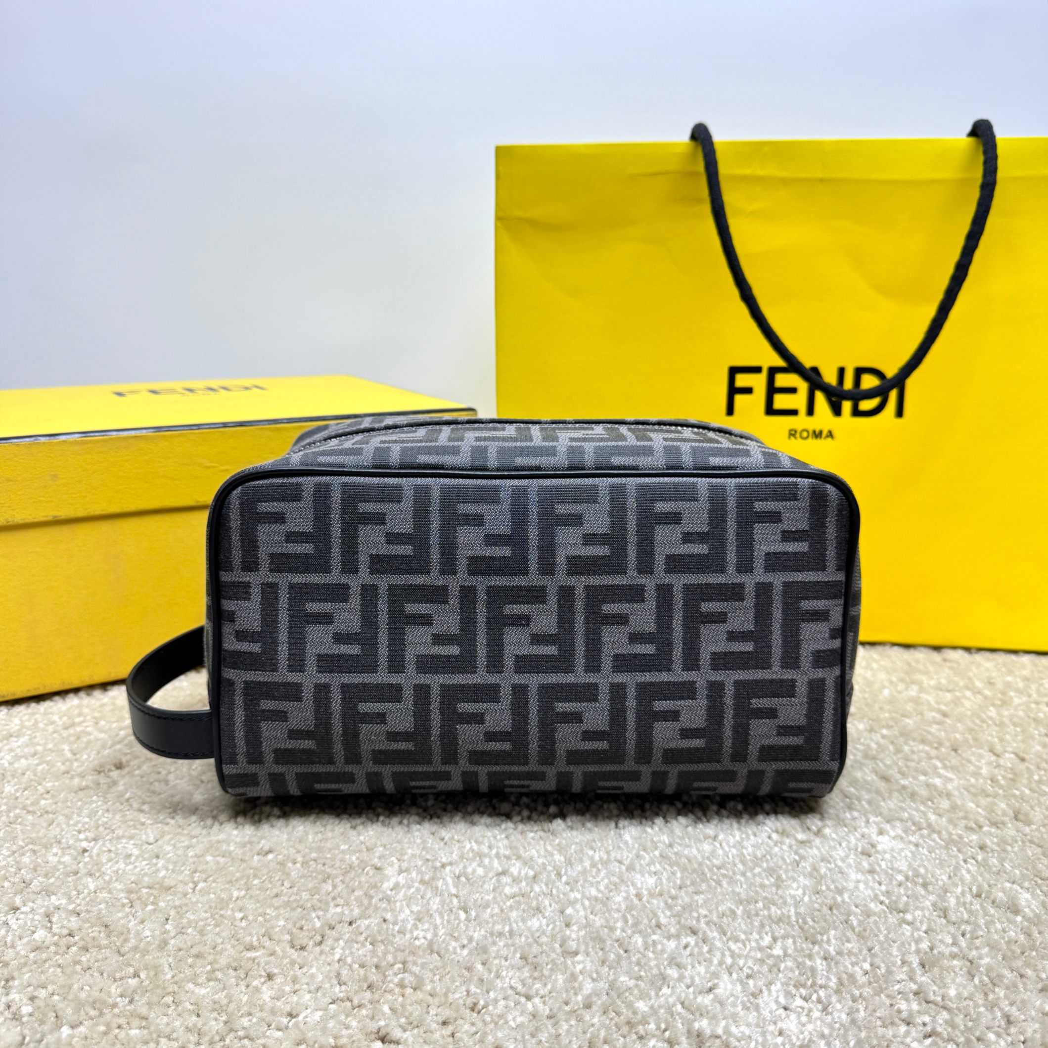 Fendi 独家 开发 百分百头层牛皮 对版老花面料 干净整洁的做工体现了每一步的用心