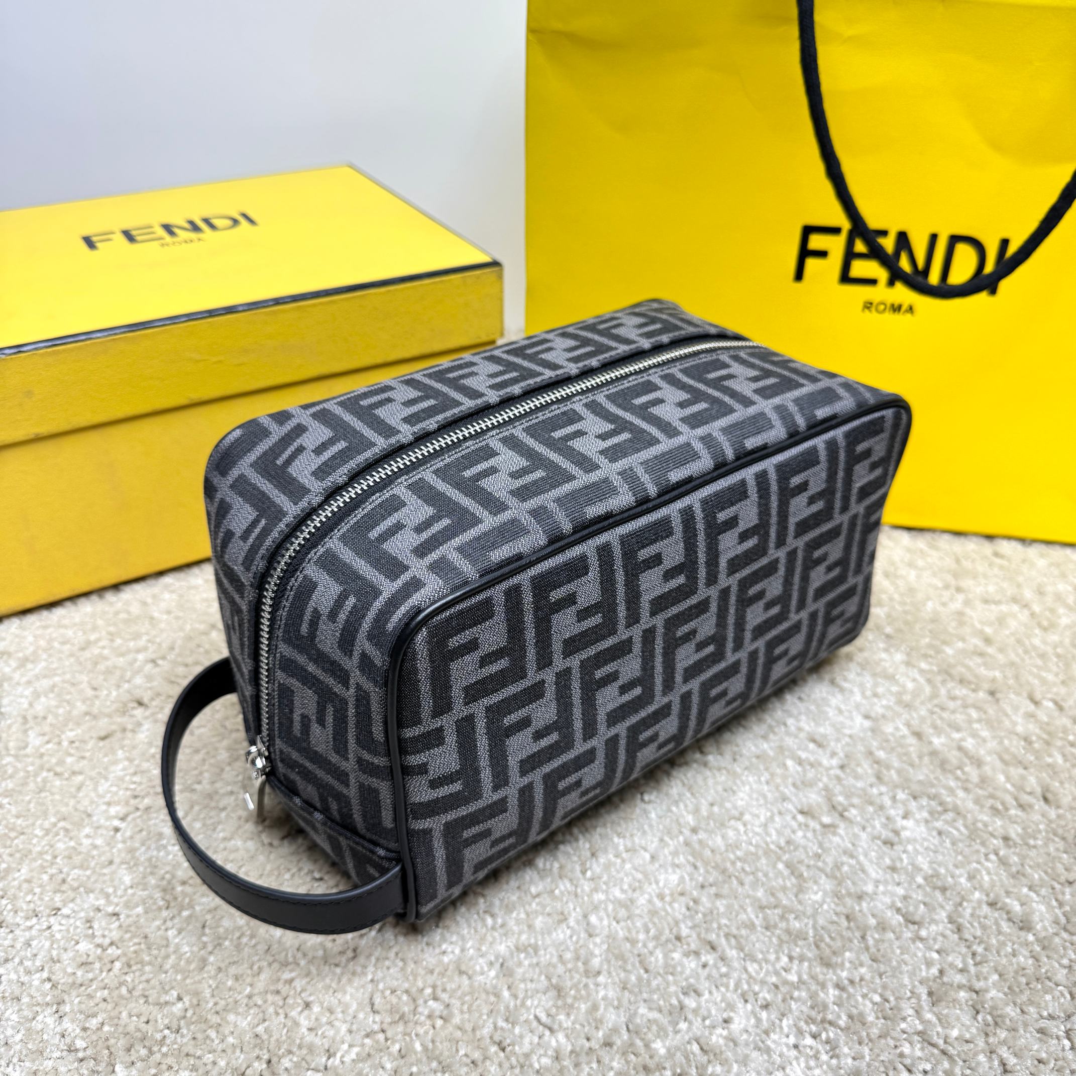 Fendi 独家 开发 百分百头层牛皮 对版老花面料 干净整洁的做工体现了每一步的用心