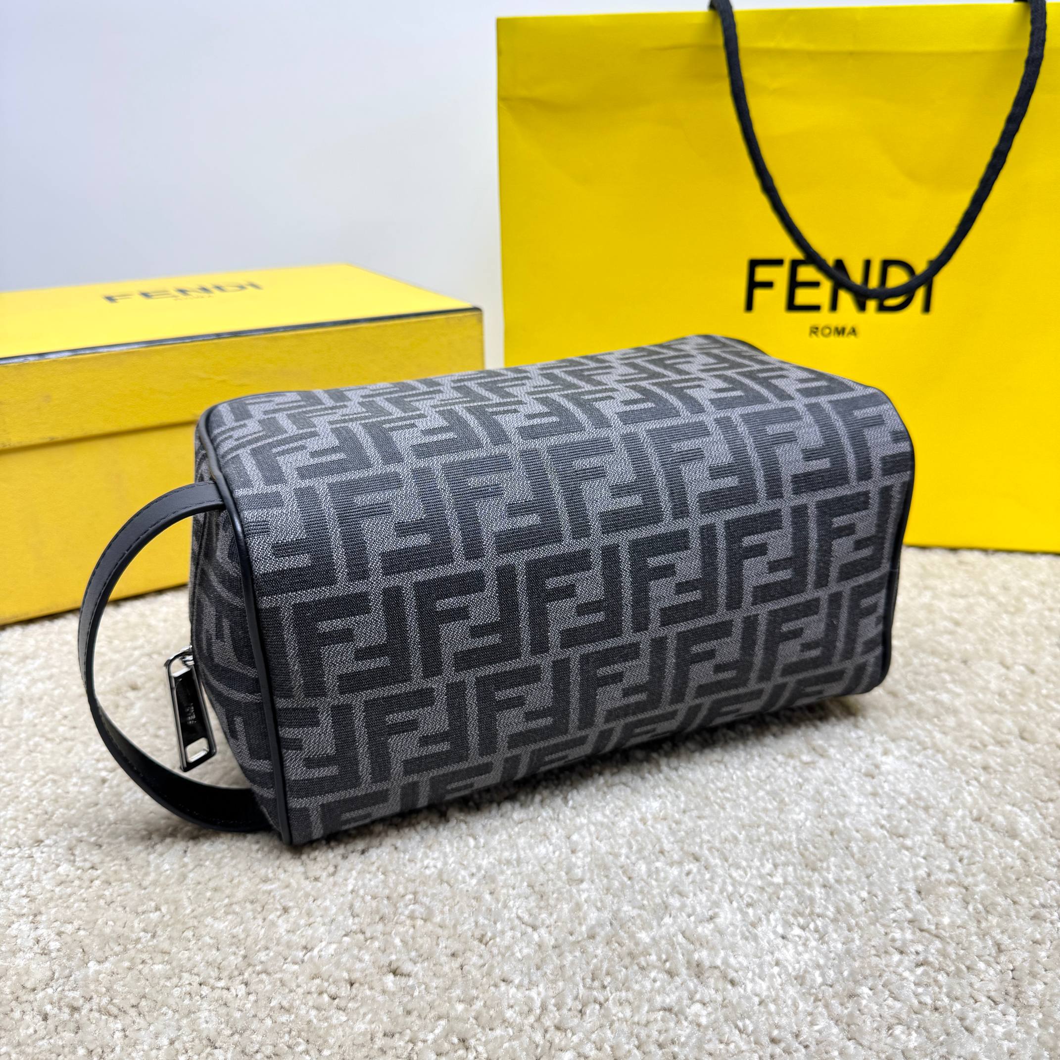 Fendi 独家 开发 百分百头层牛皮 对版老花面料 干净整洁的做工体现了每一步的用心