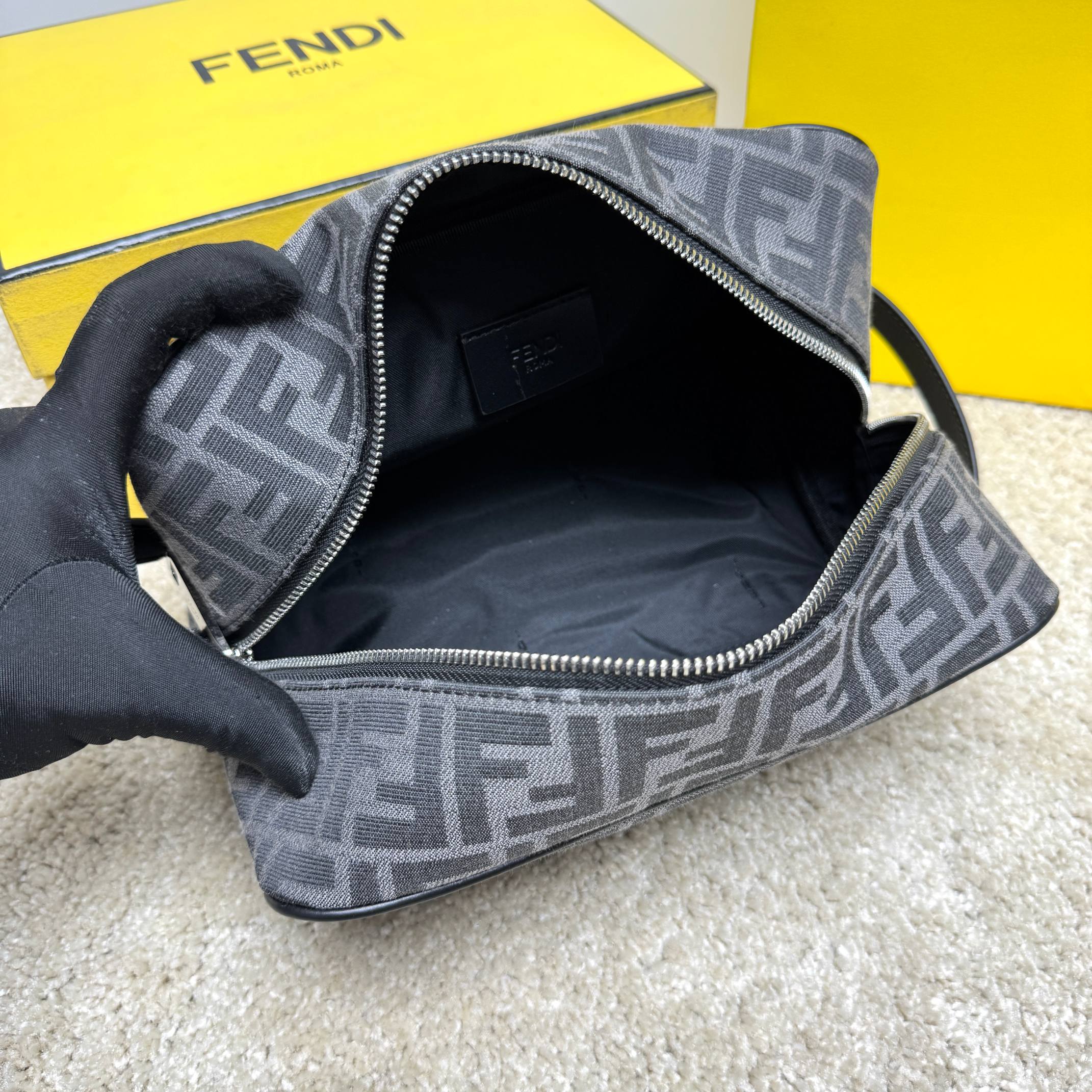 Fendi 独家 开发 百分百头层牛皮 对版老花面料 干净整洁的做工体现了每一步的用心