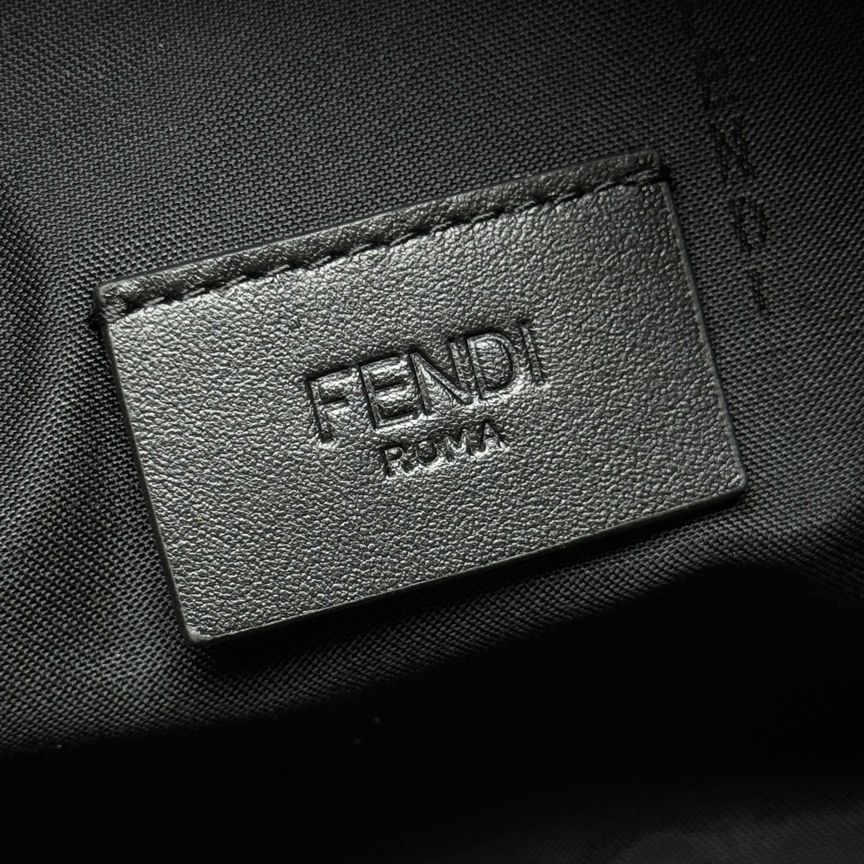 Fendi 独家 开发 百分百头层牛皮 对版老花面料 干净整洁的做工体现了每一步的用心