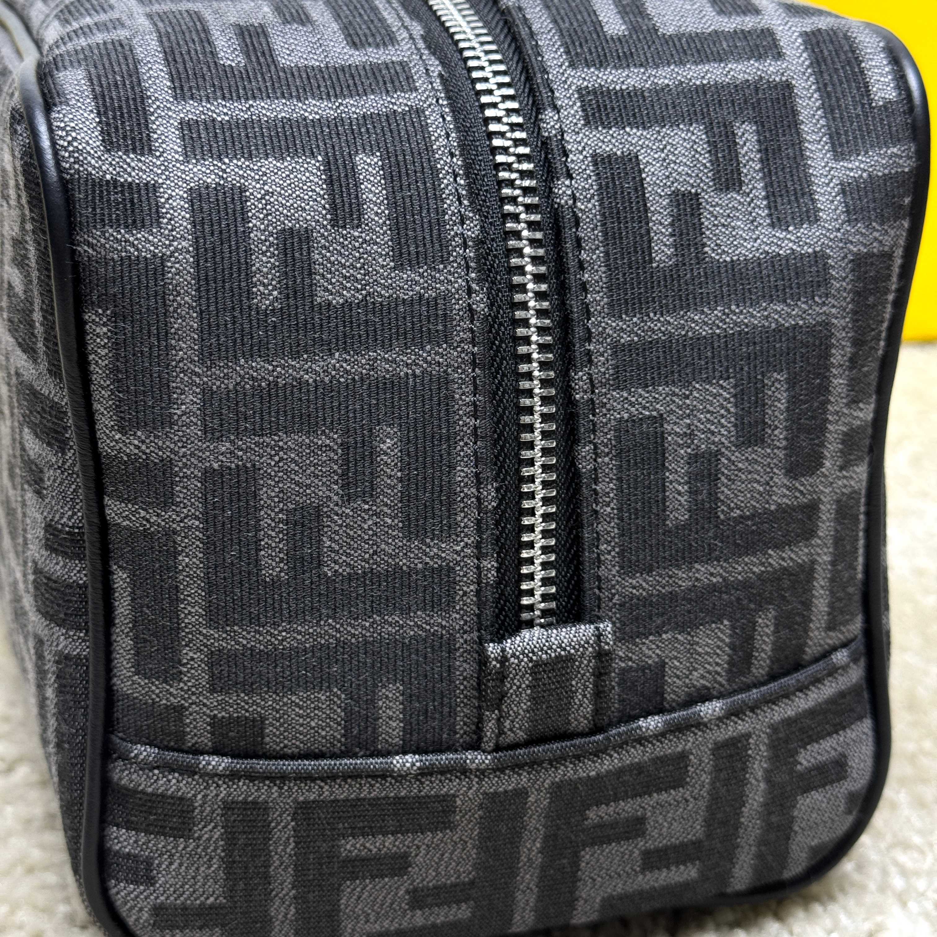 Fendi 独家 开发 百分百头层牛皮 对版老花面料 干净整洁的做工体现了每一步的用心