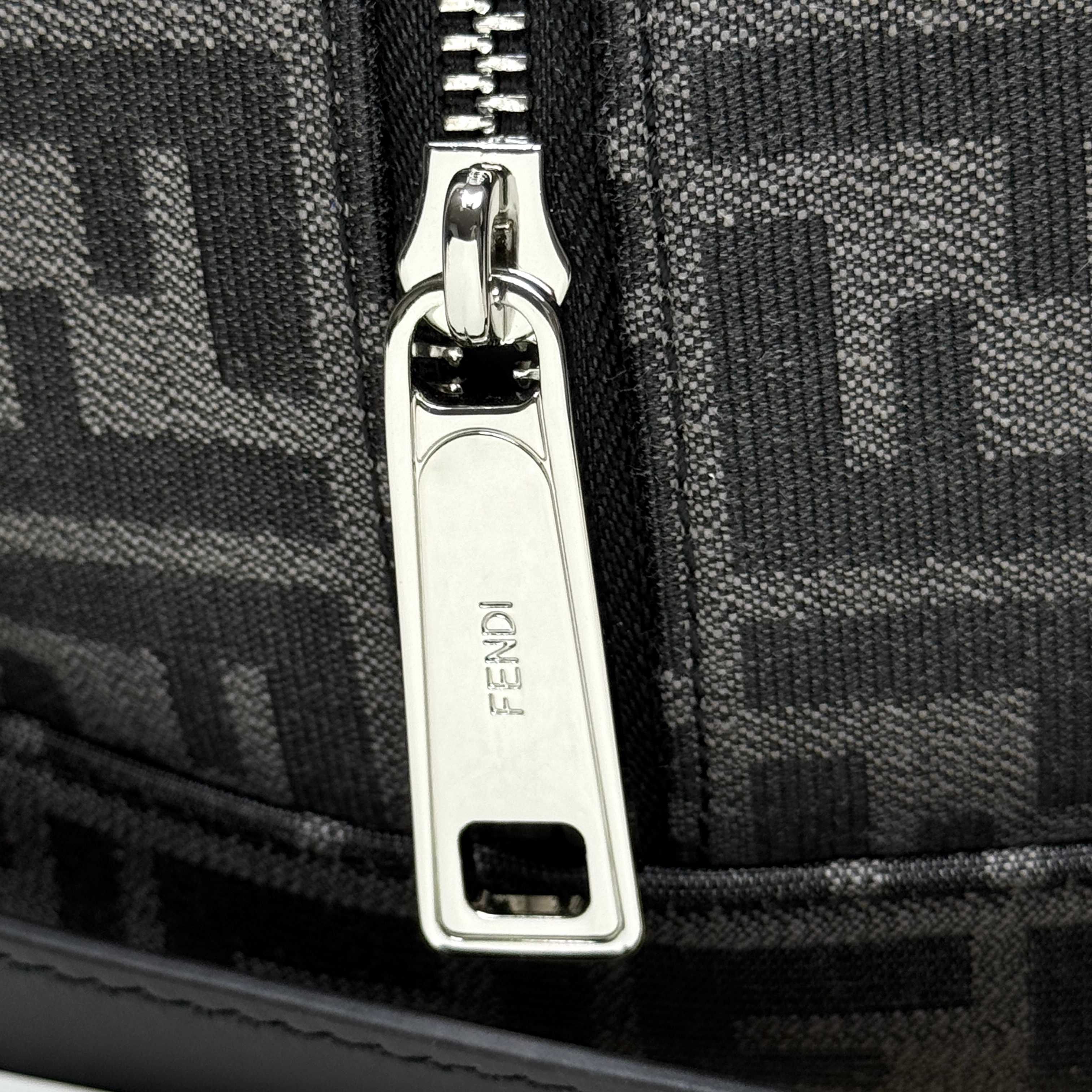 Fendi 独家 开发 百分百头层牛皮 对版老花面料 干净整洁的做工体现了每一步的用心