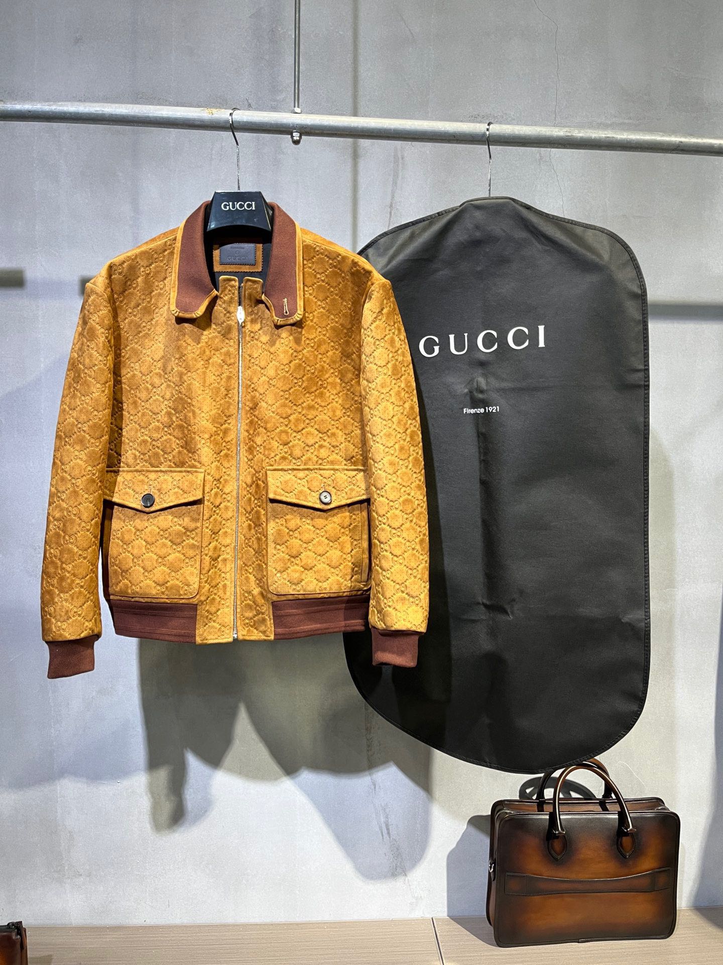 Chaqueta de aviador de Gucci en piel vuelta con grabado, modelo: xk23317. Material: piel vuelta de oveja de raza mixta.…