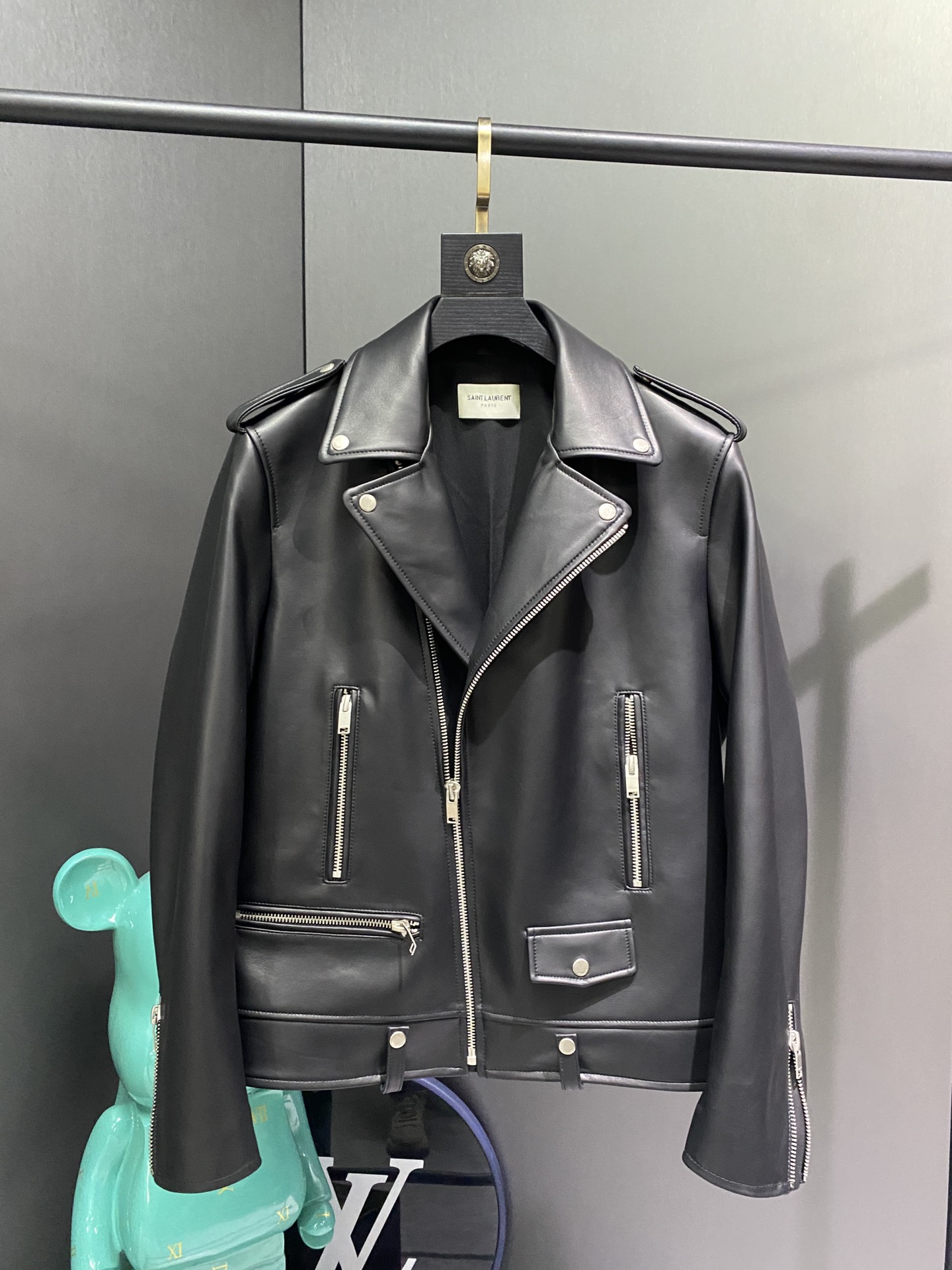 NO:675633,Saint Laurent classic men's motorcycle leather jacket. Material imported sheepskin. Original hardware. Sizes 48 to 56, saint laurent,leather jacket,sheepskin,Top Customize119860909圣罗兰经典款男士机车皮衣 面料进口绵羊皮 原版五金 尺码48一56,,saint laurent,leather jacket,sheepskin,Top Customize1,Men's clothing