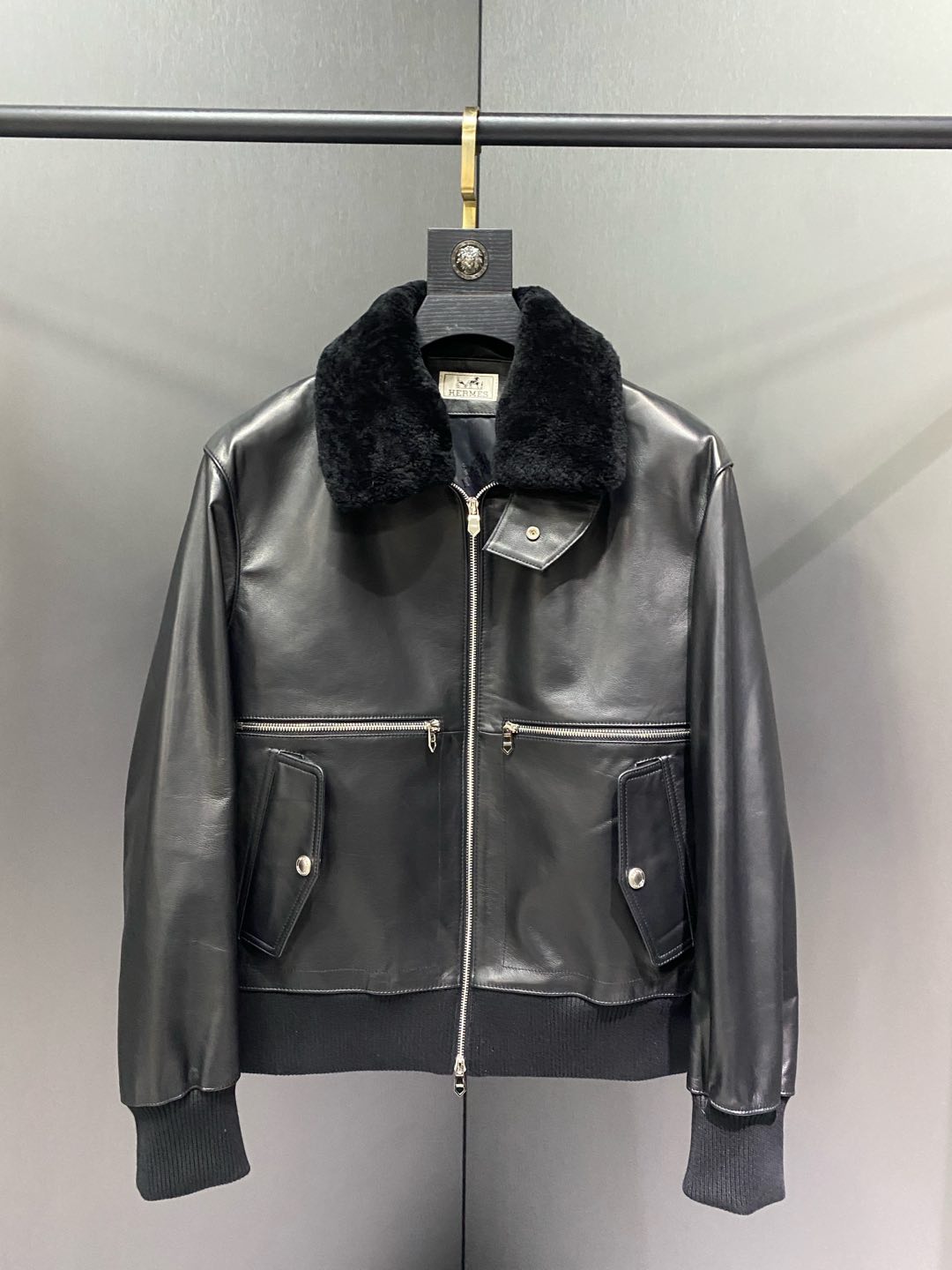 NO:674932,Special price Hermes new autumn and winter leather jacket. Fabric imported calfskin. Hardware supplied by customer. Lamb fur collar. Jacquard lining. Excellent upper body effect. Sizes 48 to 56,,hermes,leather jacket,cowhide,Top Customize119860909特价 爱马仕秋冬新款皮衣 面料进口小牛皮 客供五金 羊羔毛领 提花里布 上身效果极佳 尺码48一56,,hermes,leather jacket,cowhide,Top Customize1,Men's clothing