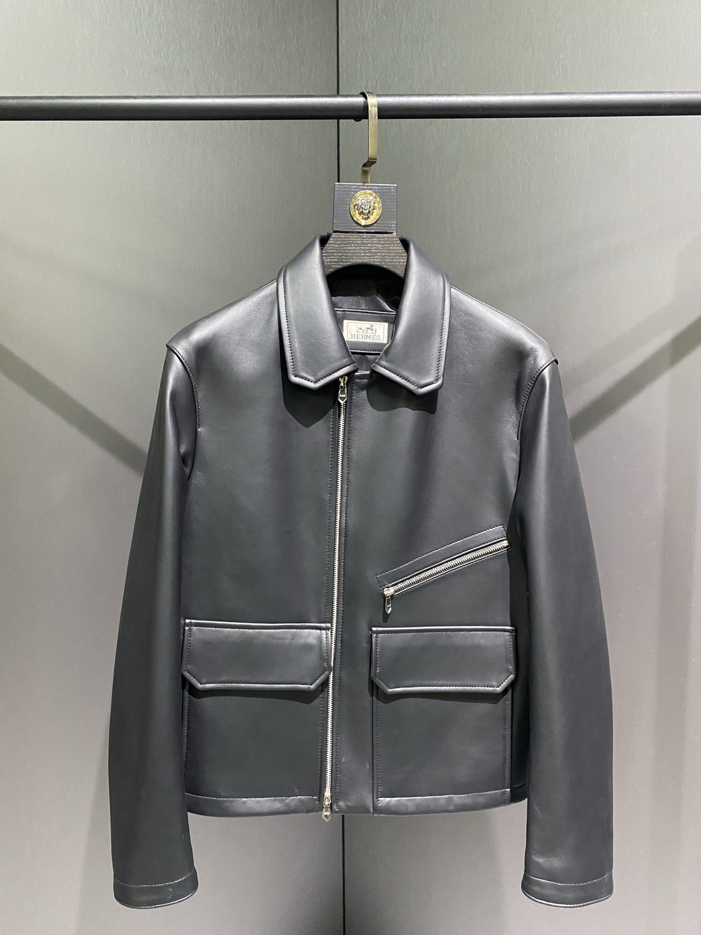 NO:674929,Hermes men's lapel jacket. The fabric is imported sheepskin. The leather feels good and soft. Customer-supplied hardware. Size 48-56,,hermes,jackets & coats,sheepskin,Top Customize119860909爱马仕款男士翻领夹克 面料甄选进口绵羊皮 手感好皮质柔软 客供五金 尺码48-56,,hermes,jackets & coats,sheepskin,Top Customize1,Men's clothing