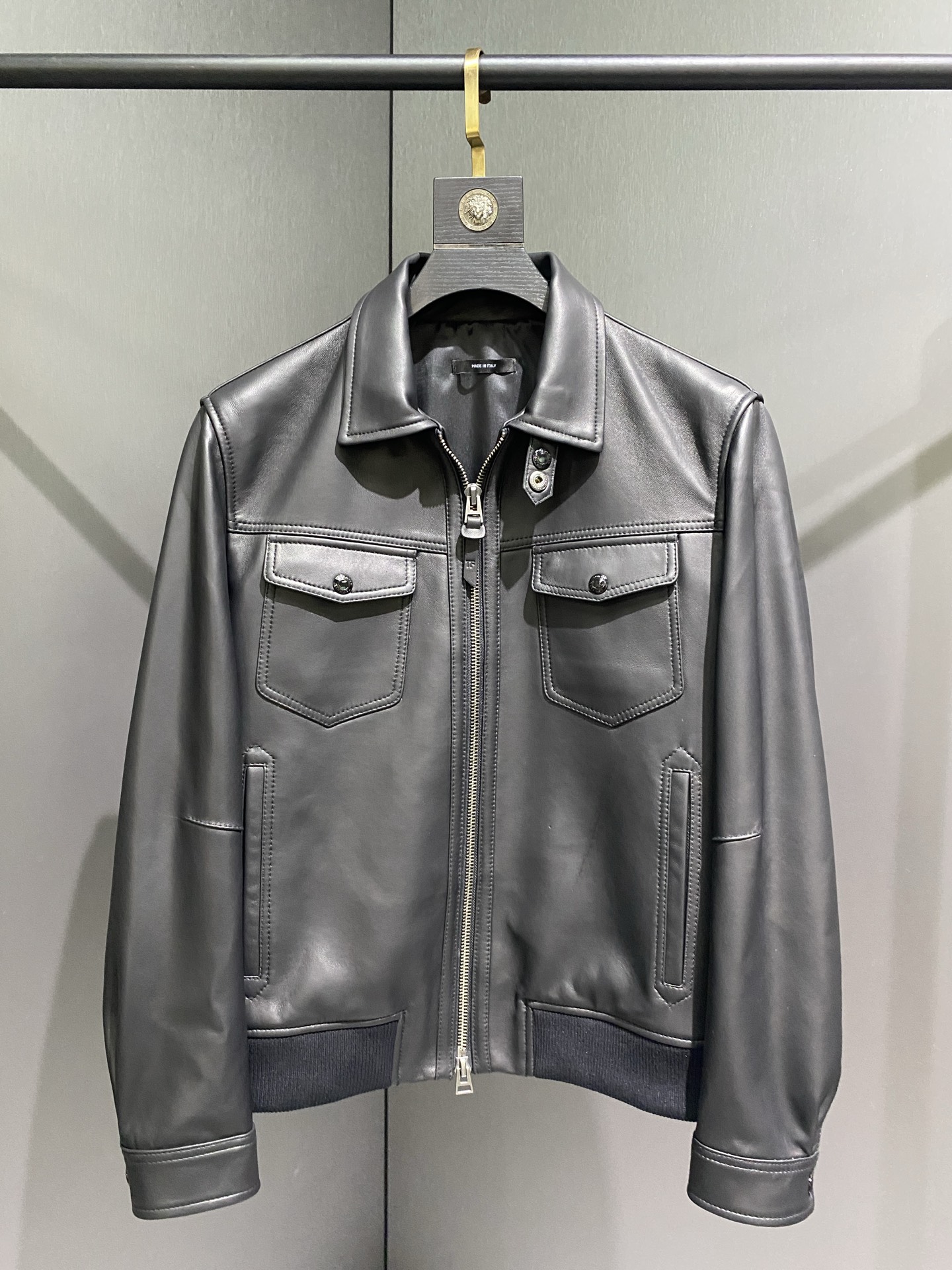 NO:675135,Tom Ford's first new leather jacket. The fabric is imported sheepskin. The hardware is supplied by customers. The shape is super correct and the upper body is handsome. Sizes 48-56,,tom ford,jackets & coats,sheepskin,Top Customize119860909汤姆福特TomFrd 首发新款皮夹克 面料甄选进口绵羊皮 客供五金 版型超正 上身帅气十足 尺码48-56,,tom ford,jackets & coats,sheepskin,Top Customize1,Men's clothing