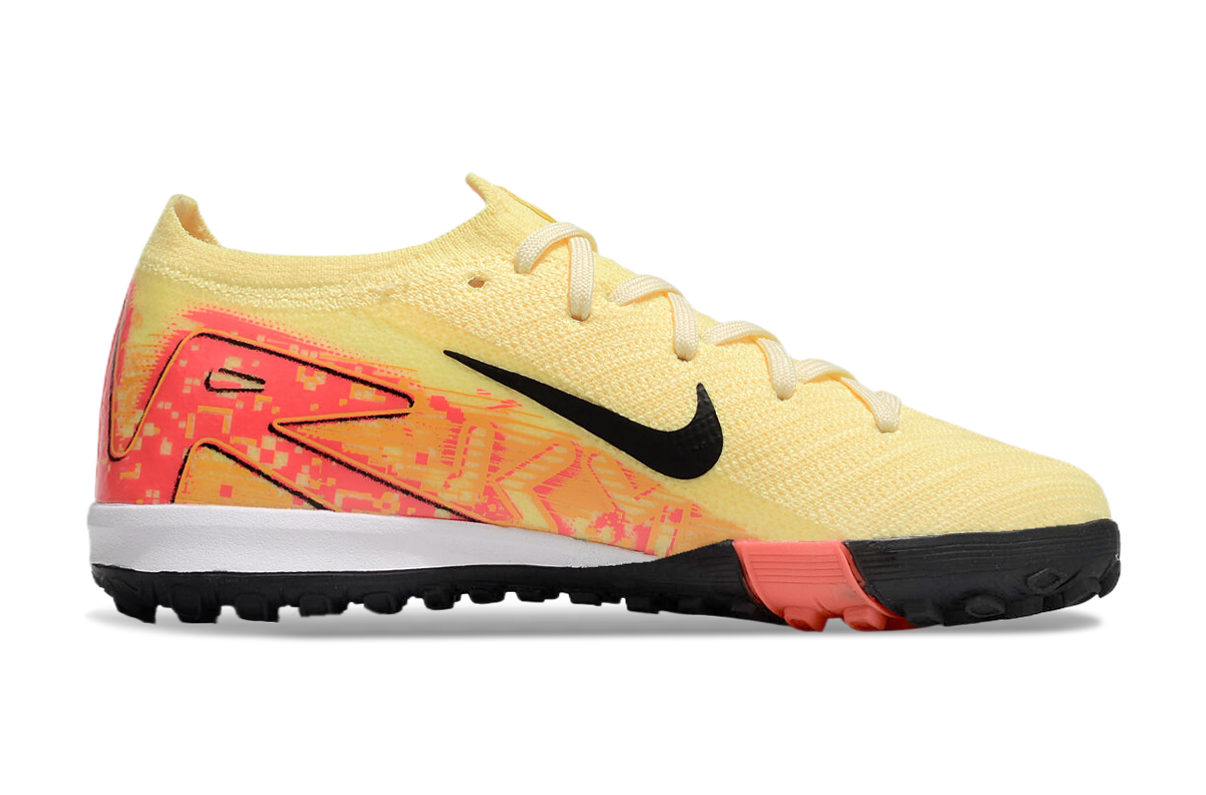 图片[3]-耐克刺客十六FG底30-35足球鞋，鞋面设计贴合脚型，鞋面材质兼顾轻质与韧性，能提供良好的包裹感。鞋底的鞋钉分布和形状设计多有助于球员在草地等足球场地更好地抓地和转向，不同的配色增加了个性化选择。足球鞋主要用于足球运动，能提升球员在场上的表现，帮助球员更灵活地奔跑、传球和射门 。-选品中心