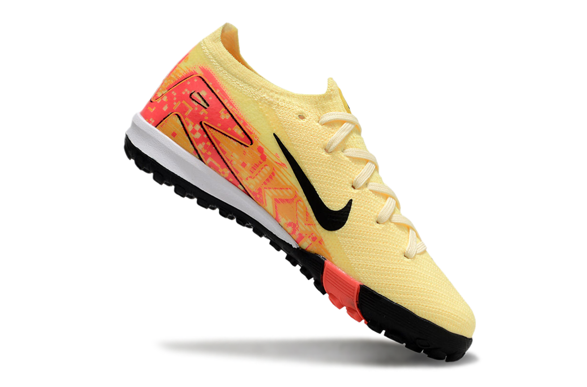 图片[8]-耐克刺客十六FG底30-35足球鞋，鞋面设计贴合脚型，鞋面材质兼顾轻质与韧性，能提供良好的包裹感。鞋底的鞋钉分布和形状设计多有助于球员在草地等足球场地更好地抓地和转向，不同的配色增加了个性化选择。足球鞋主要用于足球运动，能提升球员在场上的表现，帮助球员更灵活地奔跑、传球和射门 。-选品中心