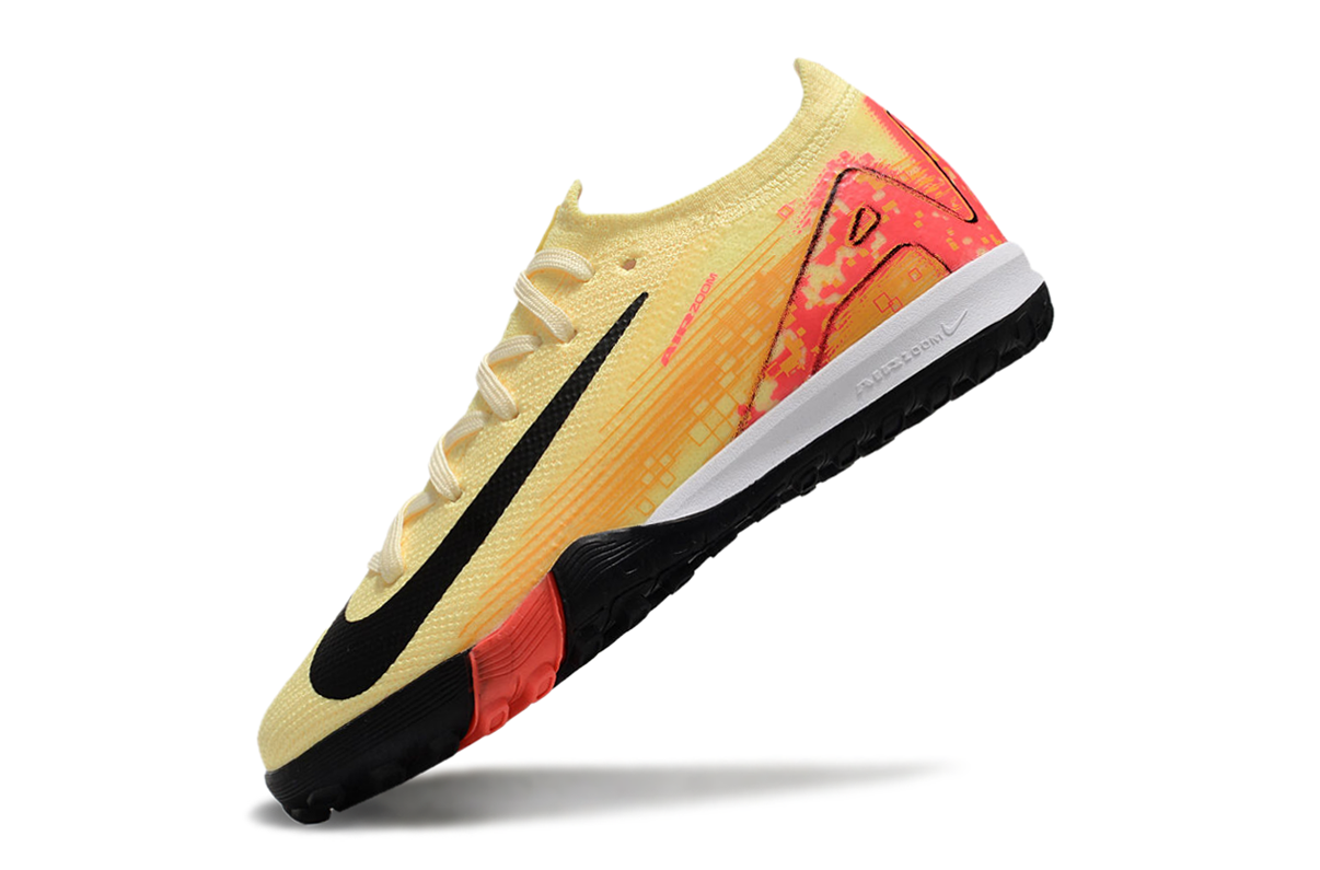 图片[5]-耐克刺客十六FG底30-35足球鞋，鞋面设计贴合脚型，鞋面材质兼顾轻质与韧性，能提供良好的包裹感。鞋底的鞋钉分布和形状设计多有助于球员在草地等足球场地更好地抓地和转向，不同的配色增加了个性化选择。足球鞋主要用于足球运动，能提升球员在场上的表现，帮助球员更灵活地奔跑、传球和射门 。-选品中心