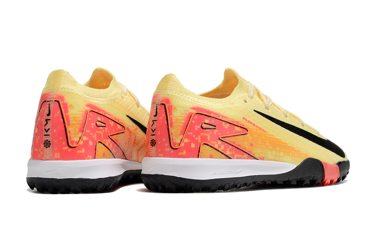 图片[4]-耐克刺客十六FG底30-35足球鞋，鞋面设计贴合脚型，鞋面材质兼顾轻质与韧性，能提供良好的包裹感。鞋底的鞋钉分布和形状设计多有助于球员在草地等足球场地更好地抓地和转向，不同的配色增加了个性化选择。足球鞋主要用于足球运动，能提升球员在场上的表现，帮助球员更灵活地奔跑、传球和射门 。-选品中心