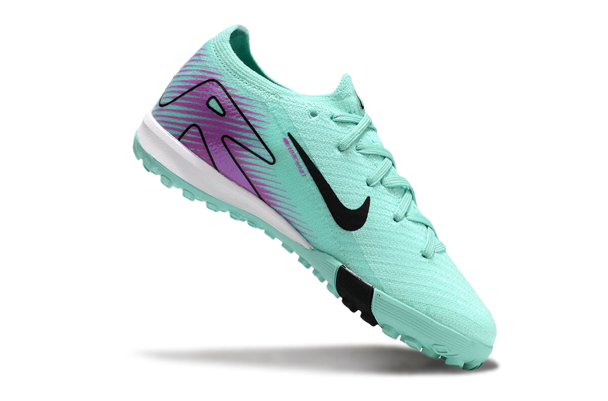 图片[7]-耐克刺客十六FG底30-35足球鞋，鞋面设计贴合脚型，鞋面材质兼顾轻质与韧性，能提供良好的包裹感。鞋底的鞋钉分布和形状设计多有助于球员在草地等足球场地更好地抓地和转向，不同的配色增加了个性化选择。足球鞋主要用于足球运动，能提升球员在场上的表现，帮助球员更灵活地奔跑、传球和射门 。-选品中心