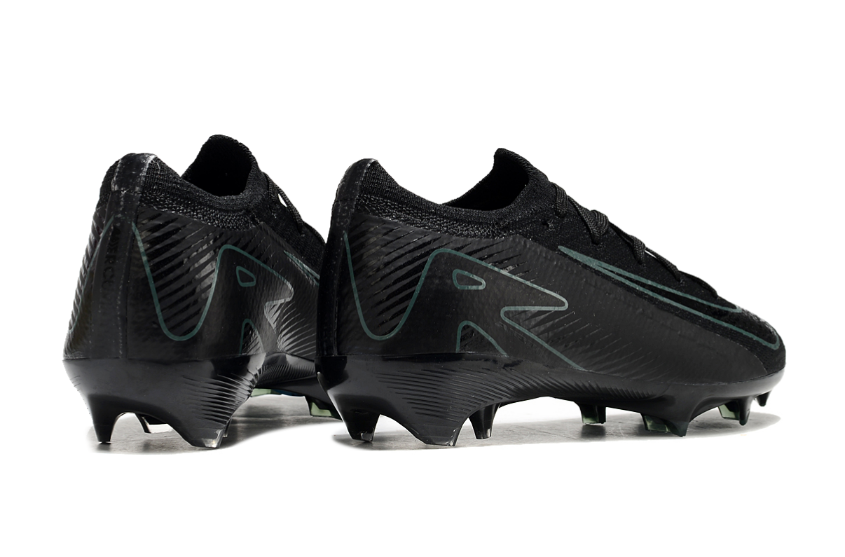 图片[6]-耐克刺客十六FG底30-35足球鞋，鞋面设计贴合脚型，鞋面材质兼顾轻质与韧性，能提供良好的包裹感。鞋底的鞋钉分布和形状设计多有助于球员在草地等足球场地更好地抓地和转向，不同的配色增加了个性化选择。足球鞋主要用于足球运动，能提升球员在场上的表现，帮助球员更灵活地奔跑、传球和射门 。-选品中心