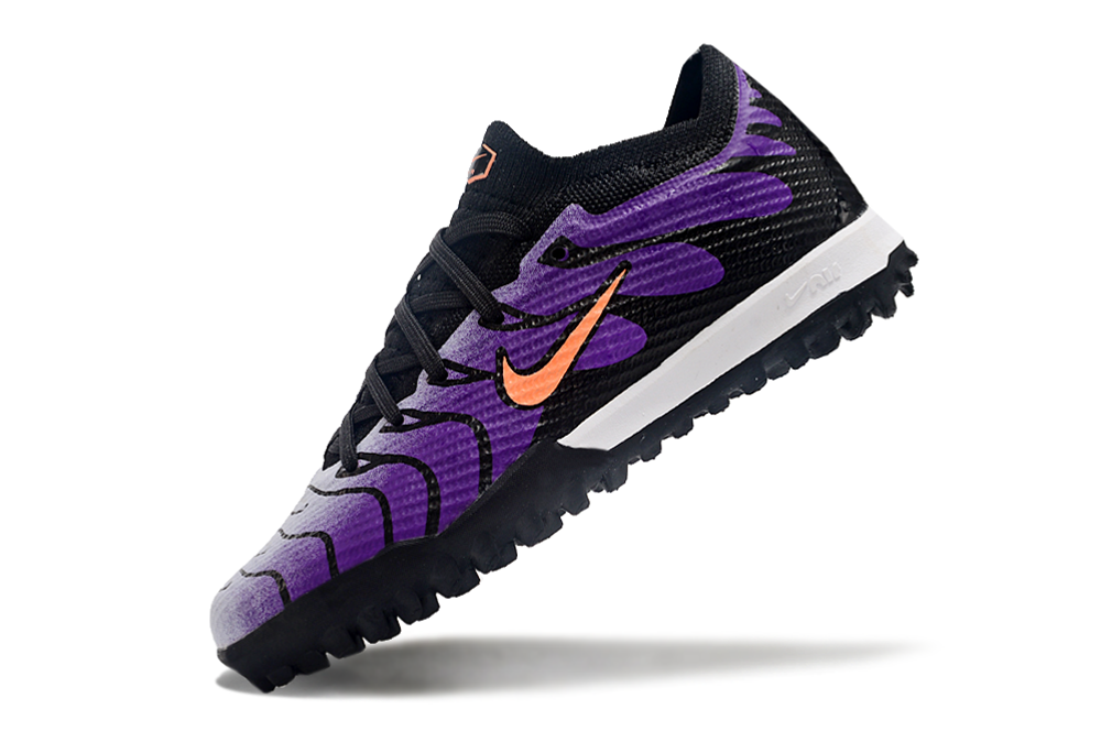 图片[5]-刺客十五系列足球鞋是耐克推出的专业足球鞋款。鞋面采用高科技材质，贴合脚型，能提供良好的触球感，助力精准控球。大底设计增强抓地力，无论是加速、急停还是变向，都能稳稳助力，适合场上各个位置的球员。 从外观上看，它色彩丰富多样，有粉色、米色、湖蓝色、荧光绿等多种亮眼配色，兼具时尚与个性，满足不同审美需求。-选品中心