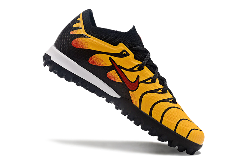 图片[5]-刺客十五系列足球鞋是耐克推出的专业足球鞋款。鞋面采用高科技材质，贴合脚型，能提供良好的触球感，助力精准控球。大底设计增强抓地力，无论是加速、急停还是变向，都能稳稳助力，适合场上各个位置的球员。 从外观上看，它色彩丰富多样，有粉色、米色、湖蓝色、荧光绿等多种亮眼配色，兼具时尚与个性，满足不同审美需求。-选品中心