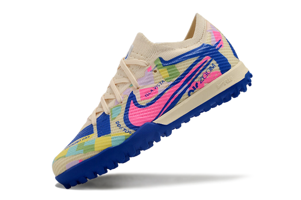 图片[6]-刺客十五系列足球鞋是耐克推出的专业足球鞋款。鞋面采用高科技材质，贴合脚型，能提供良好的触球感，助力精准控球。大底设计增强抓地力，无论是加速、急停还是变向，都能稳稳助力，适合场上各个位置的球员。 从外观上看，它色彩丰富多样，有粉色、米色、湖蓝色、荧光绿等多种亮眼配色，兼具时尚与个性，满足不同审美需求。-选品中心