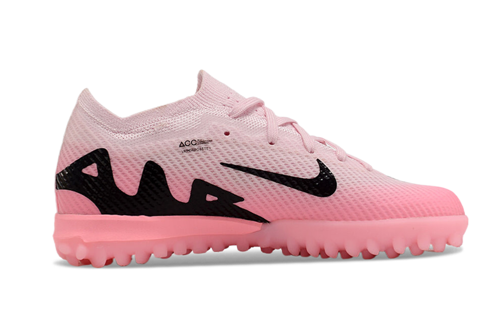 图片[4]-刺客十五系列足球鞋是耐克推出的专业足球鞋款。鞋面采用高科技材质，贴合脚型，能提供良好的触球感，助力精准控球。大底设计增强抓地力，无论是加速、急停还是变向，都能稳稳助力，适合场上各个位置的球员。 从外观上看，它色彩丰富多样，有粉色、米色、湖蓝色、荧光绿等多种亮眼配色，兼具时尚与个性，满足不同审美需求。-选品中心