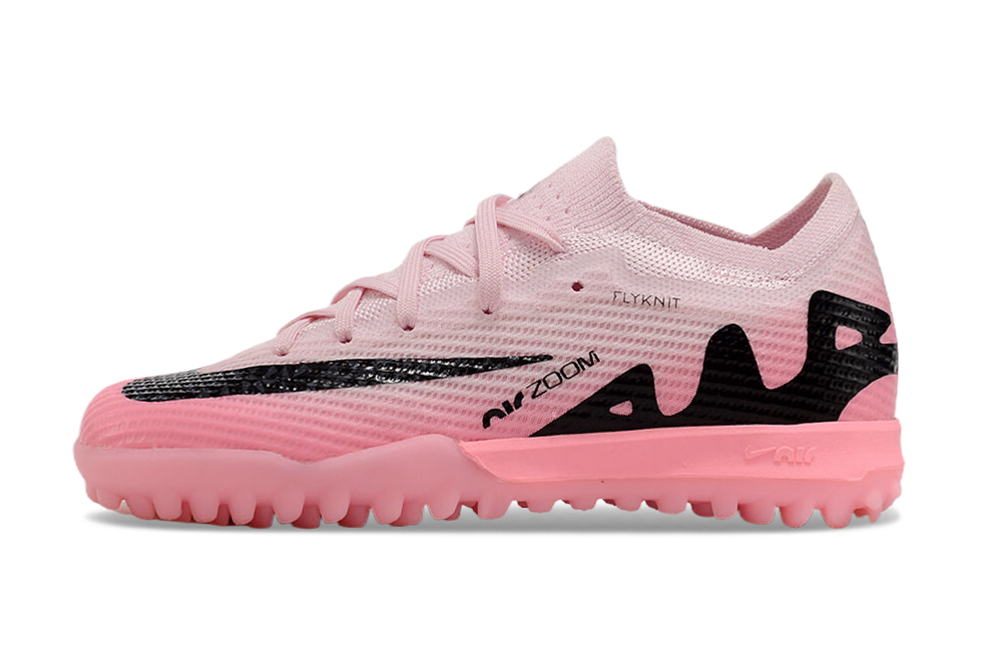 图片[2]-刺客十五系列足球鞋是耐克推出的专业足球鞋款。鞋面采用高科技材质，贴合脚型，能提供良好的触球感，助力精准控球。大底设计增强抓地力，无论是加速、急停还是变向，都能稳稳助力，适合场上各个位置的球员。 从外观上看，它色彩丰富多样，有粉色、米色、湖蓝色、荧光绿等多种亮眼配色，兼具时尚与个性，满足不同审美需求。-选品中心