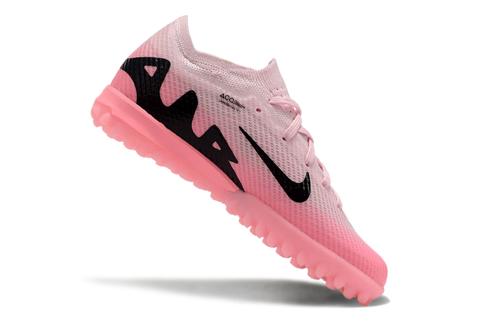 图片[9]-刺客十五系列足球鞋是耐克推出的专业足球鞋款。鞋面采用高科技材质，贴合脚型，能提供良好的触球感，助力精准控球。大底设计增强抓地力，无论是加速、急停还是变向，都能稳稳助力，适合场上各个位置的球员。 从外观上看，它色彩丰富多样，有粉色、米色、湖蓝色、荧光绿等多种亮眼配色，兼具时尚与个性，满足不同审美需求。-选品中心