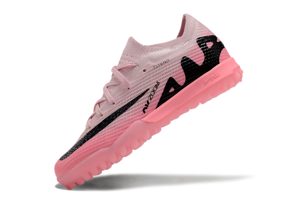 图片[6]-刺客十五系列足球鞋是耐克推出的专业足球鞋款。鞋面采用高科技材质，贴合脚型，能提供良好的触球感，助力精准控球。大底设计增强抓地力，无论是加速、急停还是变向，都能稳稳助力，适合场上各个位置的球员。 从外观上看，它色彩丰富多样，有粉色、米色、湖蓝色、荧光绿等多种亮眼配色，兼具时尚与个性，满足不同审美需求。-选品中心