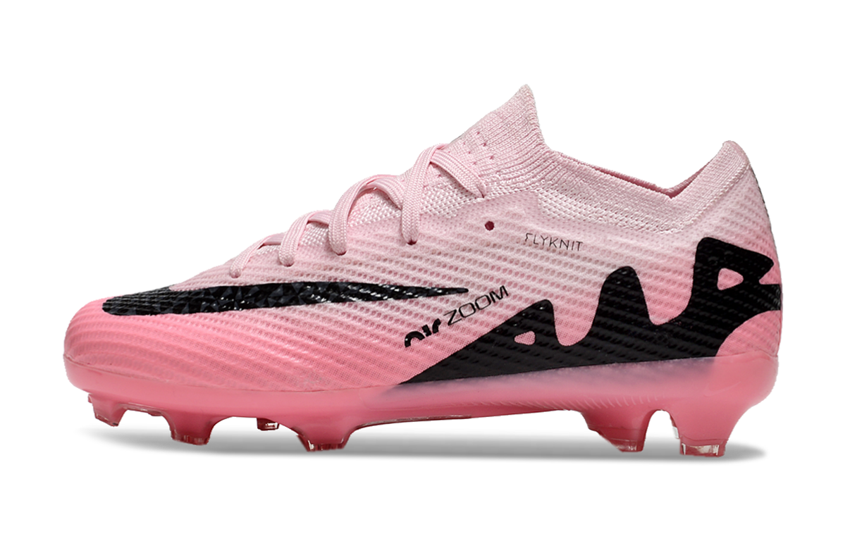 图片[5]-刺客十五系列足球鞋是耐克推出的专业足球鞋款。鞋面采用高科技材质，贴合脚型，能提供良好的触球感，助力精准控球。大底设计增强抓地力，无论是加速、急停还是变向，都能稳稳助力，适合场上各个位置的球员。 从外观上看，它色彩丰富多样，有粉色、米色、湖蓝色、荧光绿等多种亮眼配色，兼具时尚与个性，满足不同审美需求。-选品中心